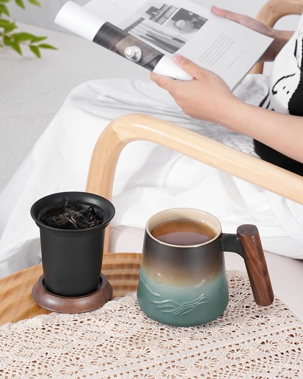 Detalle 2 de ZENS Embossed Ceramic Tea Mug with Infuser and Lid (14.5 oz) — Wood Handle & Loose-Leaf Steeper