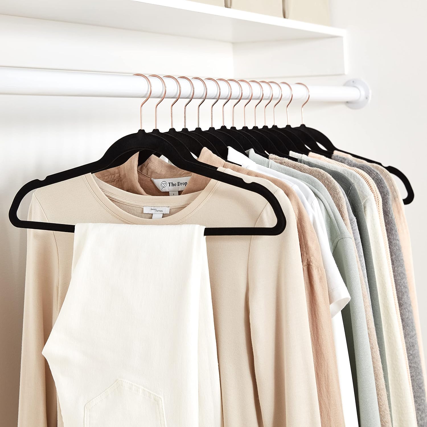 Detalle de Amazon Basics Kleiderbügel aus Samt, 30 Stück – Schwarz/Roségold