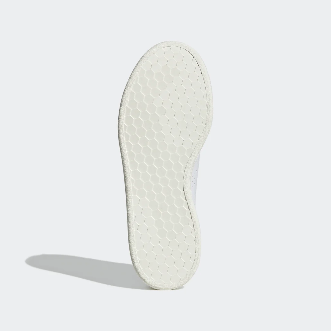Detalle de Zapatillas Advantage de Adidas: versátiles en blanco para uso diario