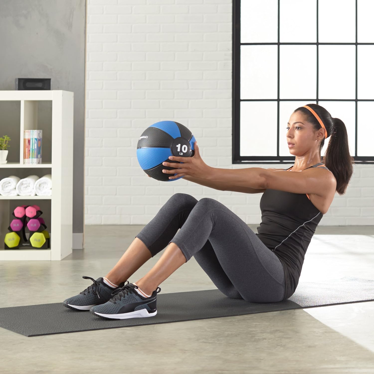Detalle 2 de Amazon Basics Weighted Medicine Ball 10 lb