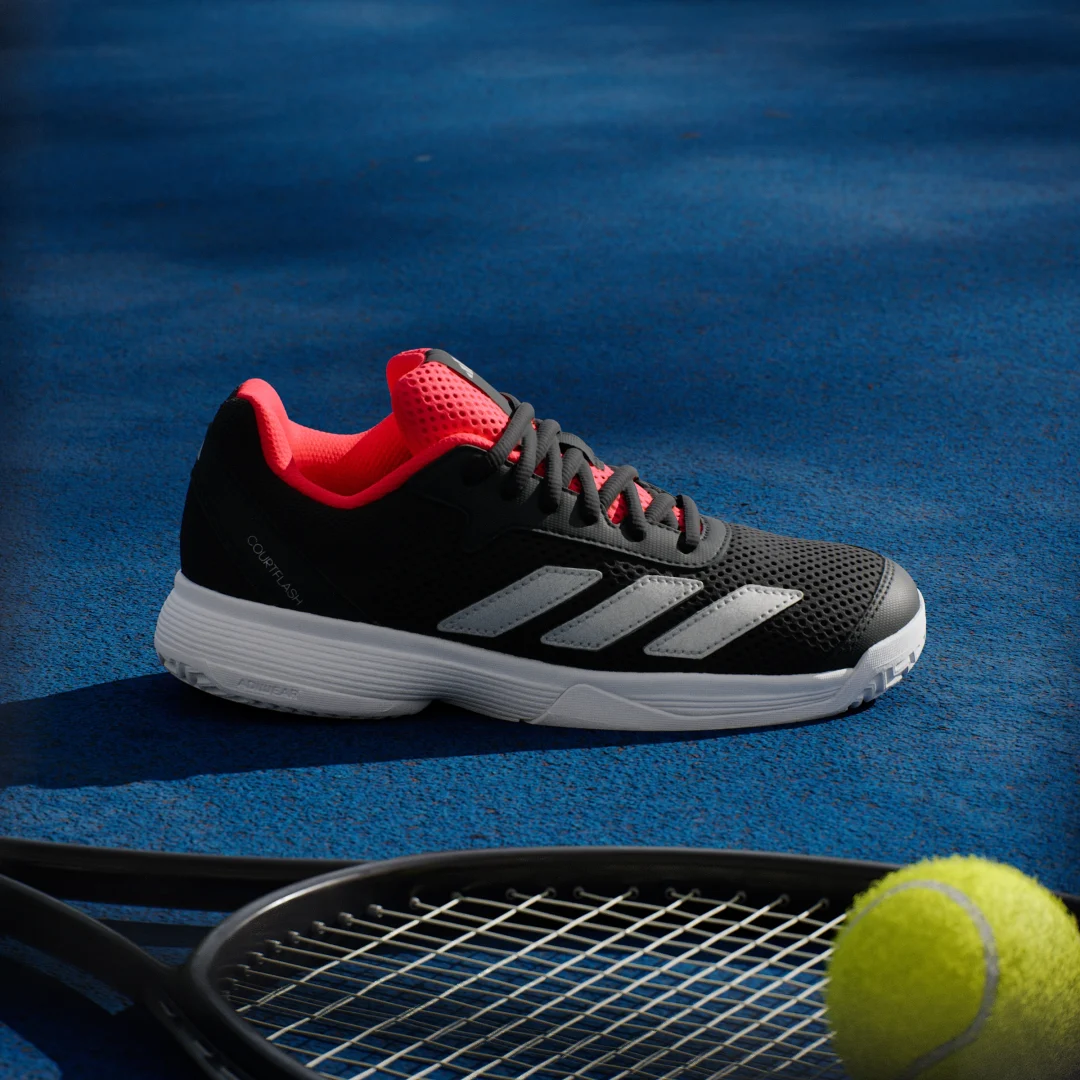 Detalle 2 de Adidas Zapatilla Courtflash Tennis (Niños) – confort y sujeción para peques en la pista