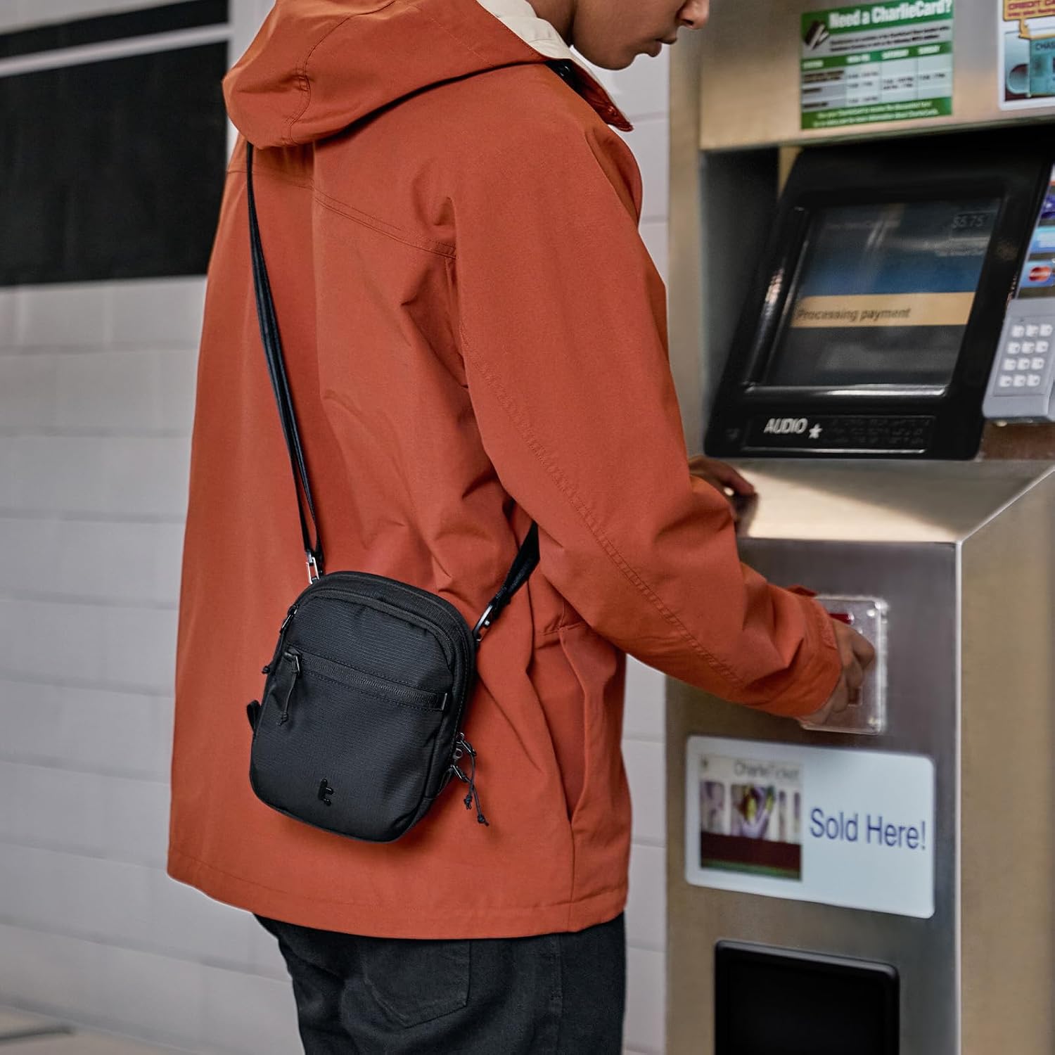 Detalle 2 de tomtoc Aviator-T37 Travel Crossbody Bag RFID Blocking (lockable anti-theft sling)