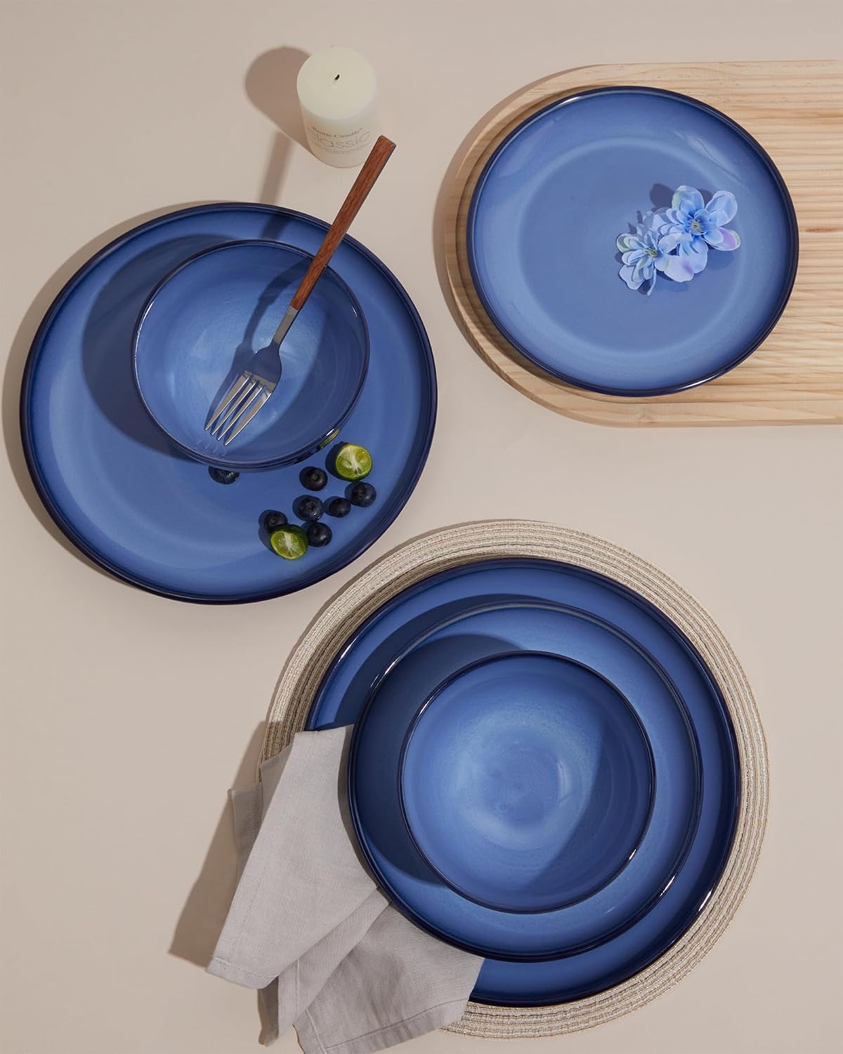 Detalle de Pokini Blue Stoneware Dinnerware Set, 12 pcs — Reactive Glaze Plates & Bowls for 4