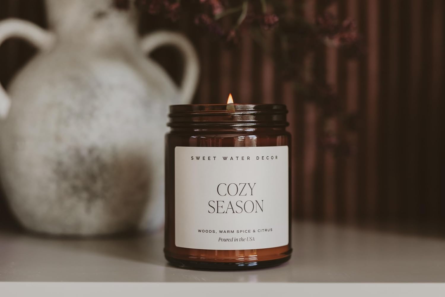 Detalle de Sweet Water Decor C116A Cozy Season Candle, 9 oz Soy Blend in Amber Glass