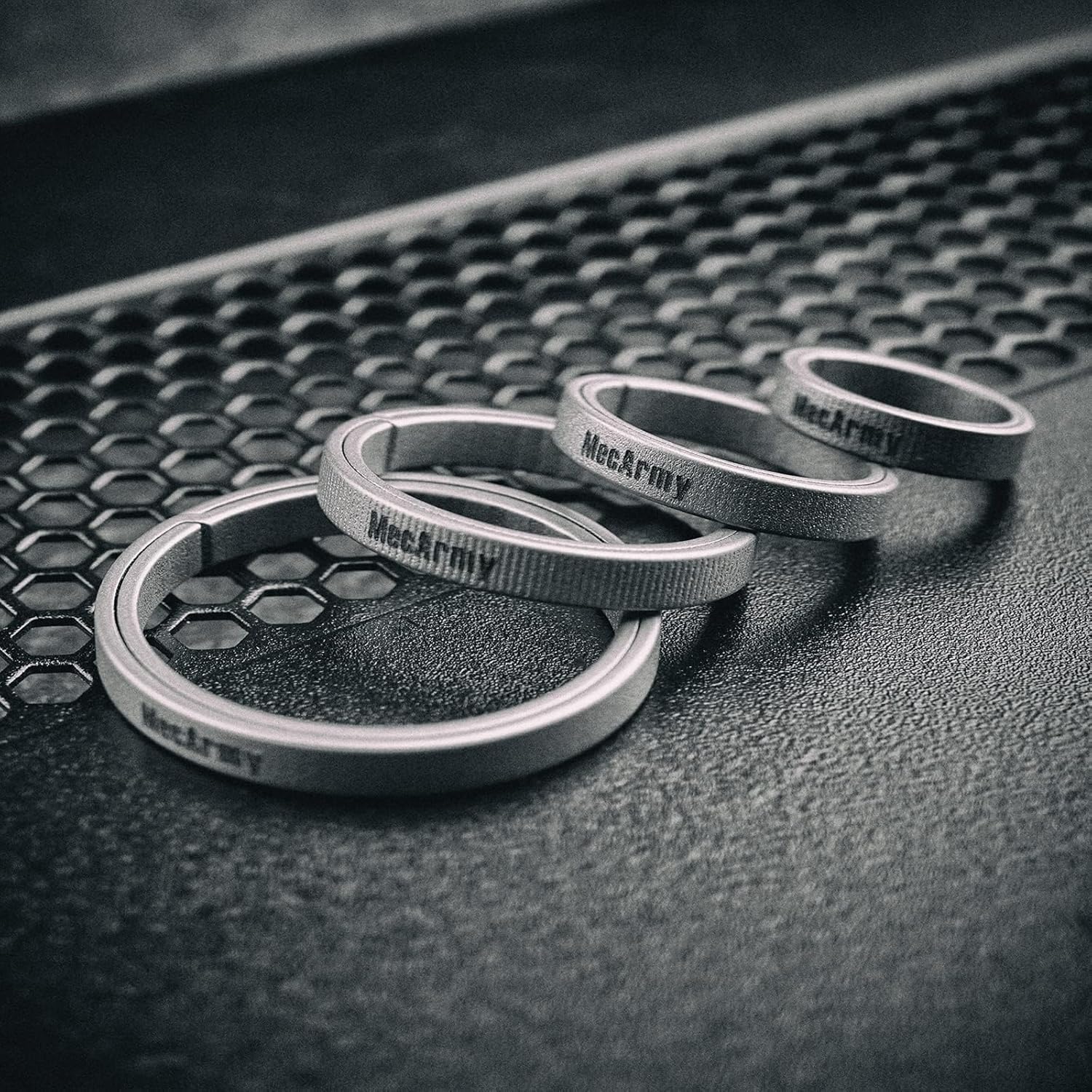 Detalle 2 de MecArmy EDC porte-clés en titane TC4 à pousser sur le côté pour protéger vos ongles