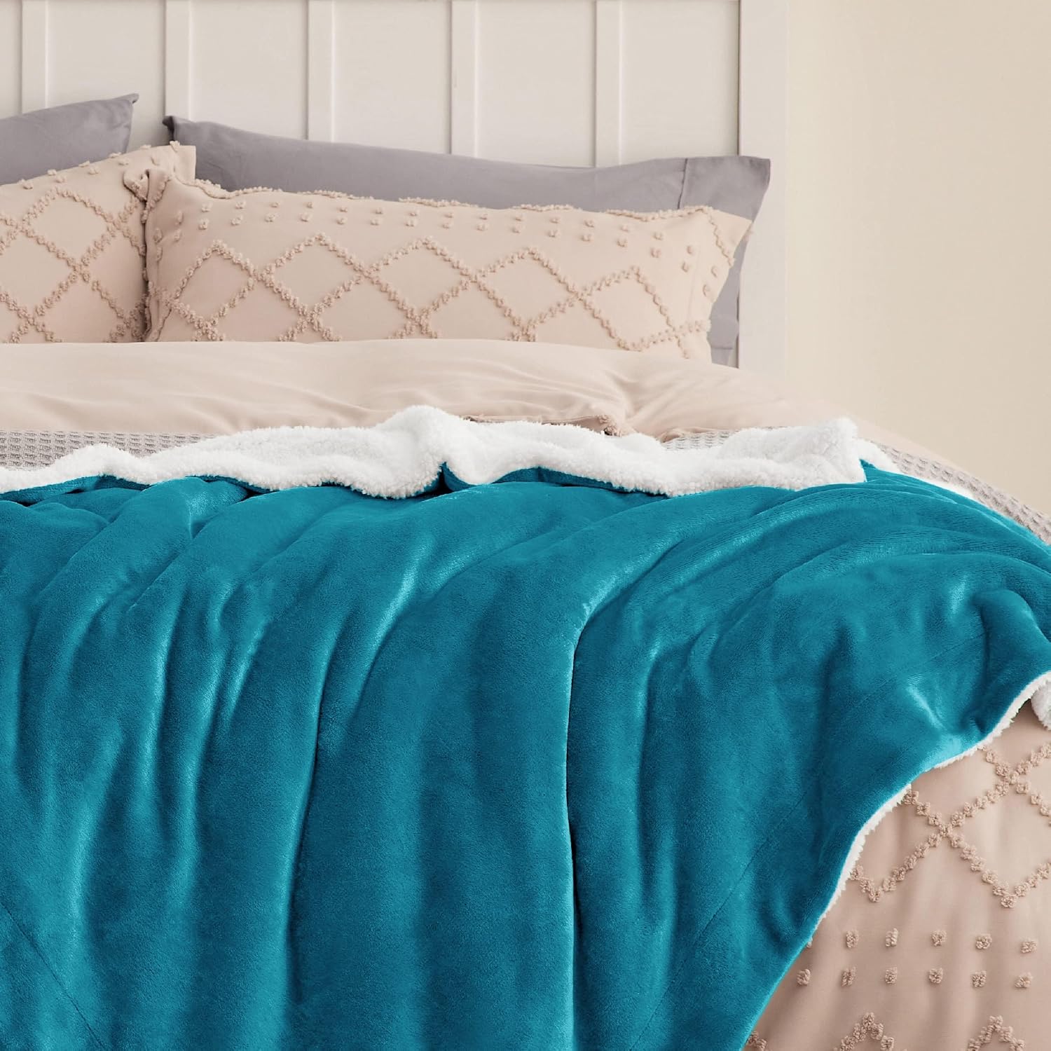 Detalle de Bedsure Sherpa Fleece Throw Blanket – Thick and Warm, 150x200cm (Turquoise)