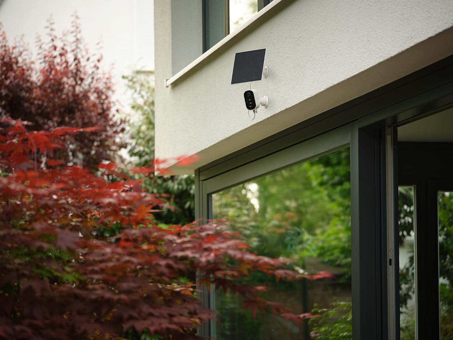 Detalle de OSRAM Telecamera solare per esterni SMART+ WiFi 4 MP 2K IP66 con PIR, batteria 5200 mAh e Alexa (bianco)