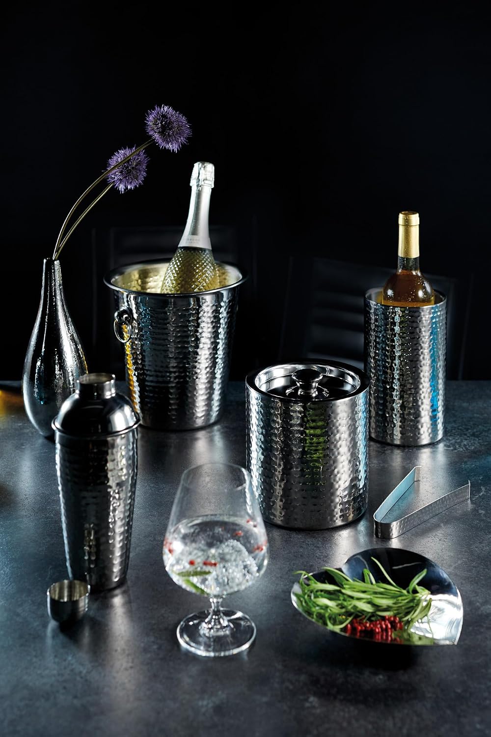 Detalle de BarCraft Luxury Stainless Steel Cocktail Shaker, 700ml, Hammered Finish