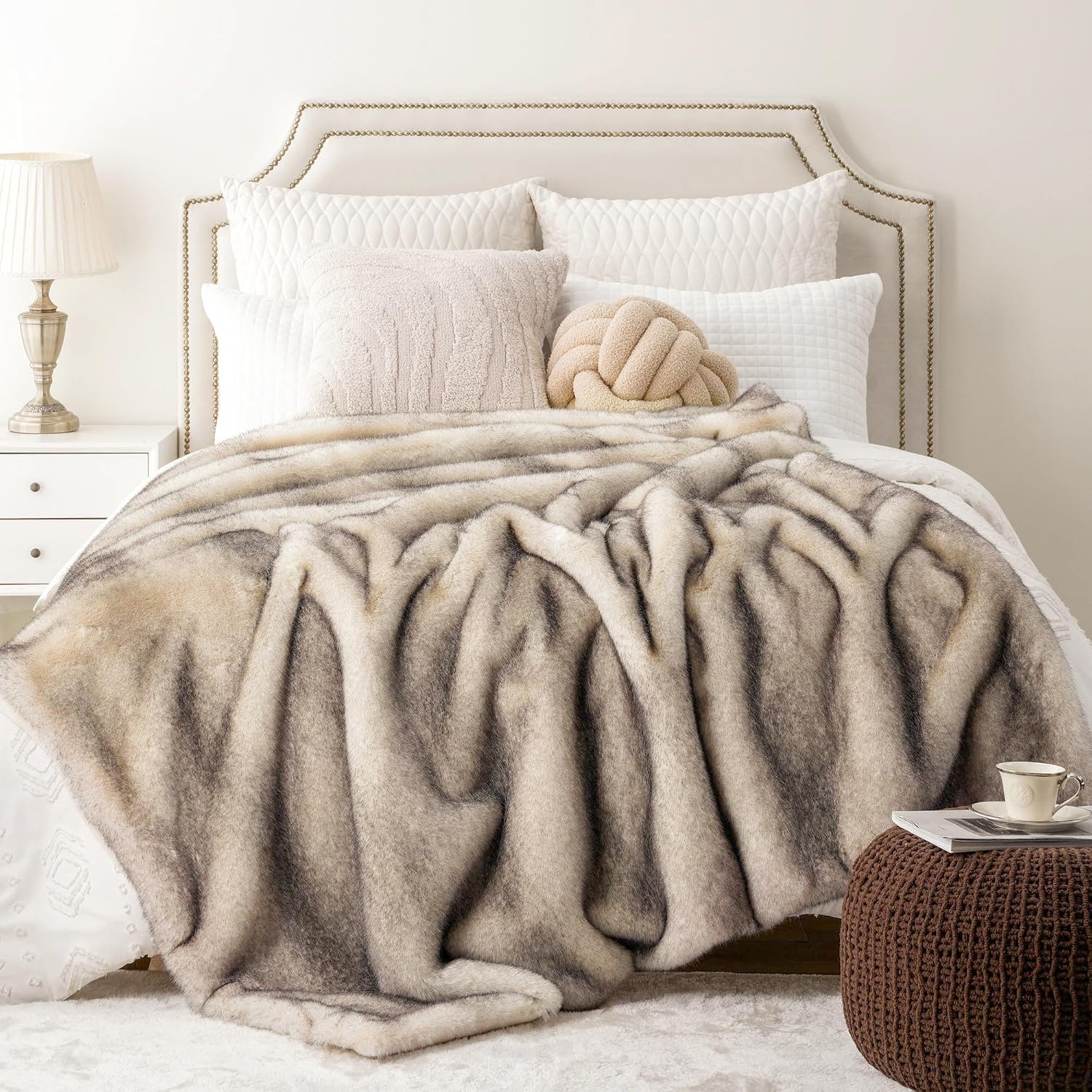 Detalle 2 de Battilo Luxury Faux Fur Throw Blanket, 50" x 60", Black-Tipped Reversible
