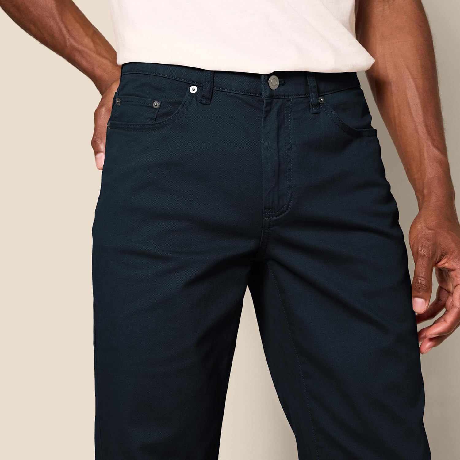 Thumbnail 3 de Amazon Essentials Men's Athletic-Fit 5-Pocket Stretch Twill Trouser (Available in Big & Tall)