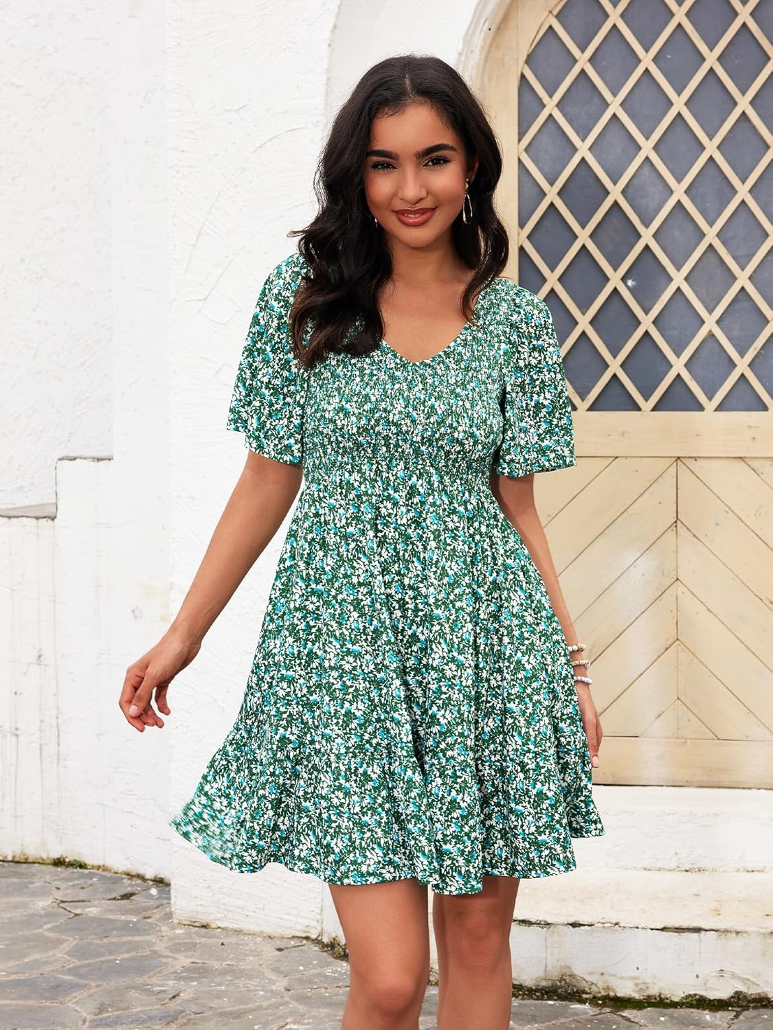 Detalle de UEAL Floral Smocked V-Neck Sundress with Pockets