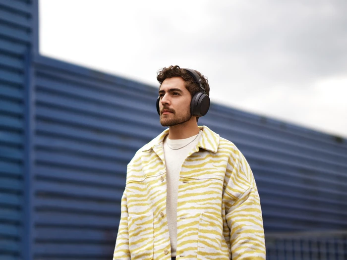 Detalle de Sennheiser Momentum 4 Wireless – kabelloser Premium-Kopfhörer mit langer Akkulaufzeit