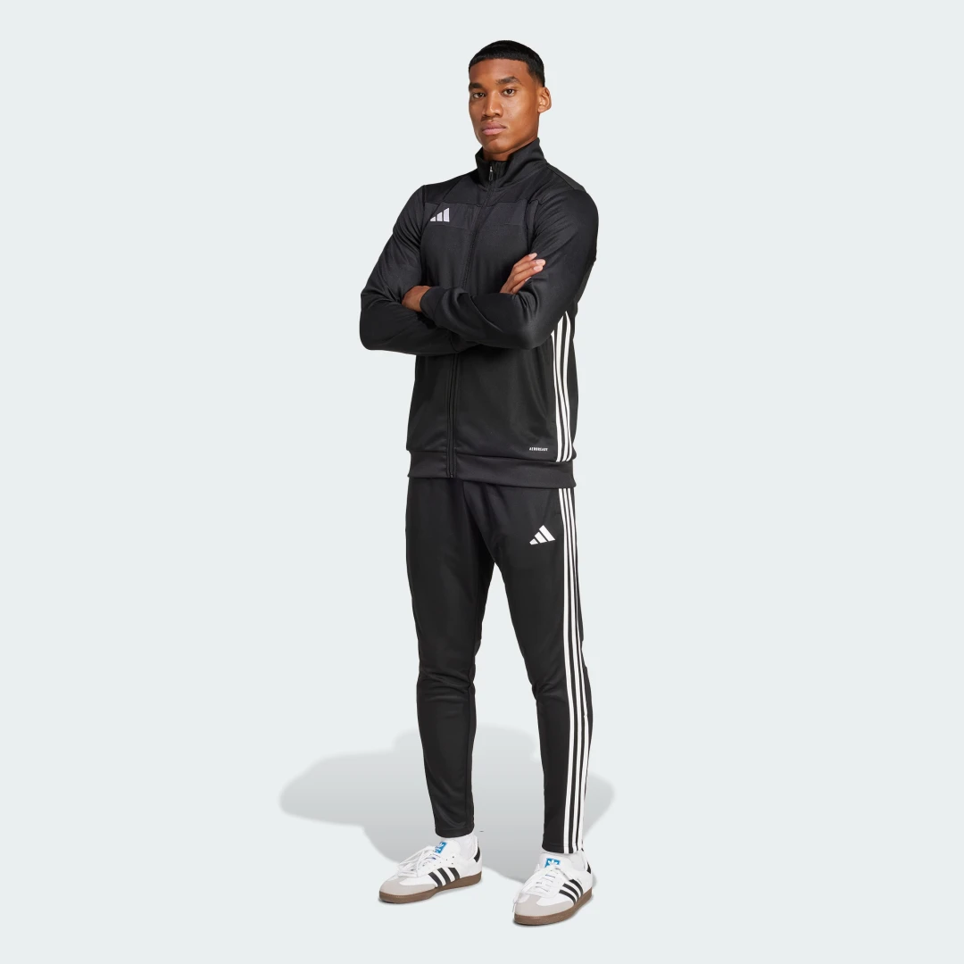 Detalle de Chándal Tiro 25 Essentials de Adidas: ¿vale la pena para entrenamiento y uso diario?