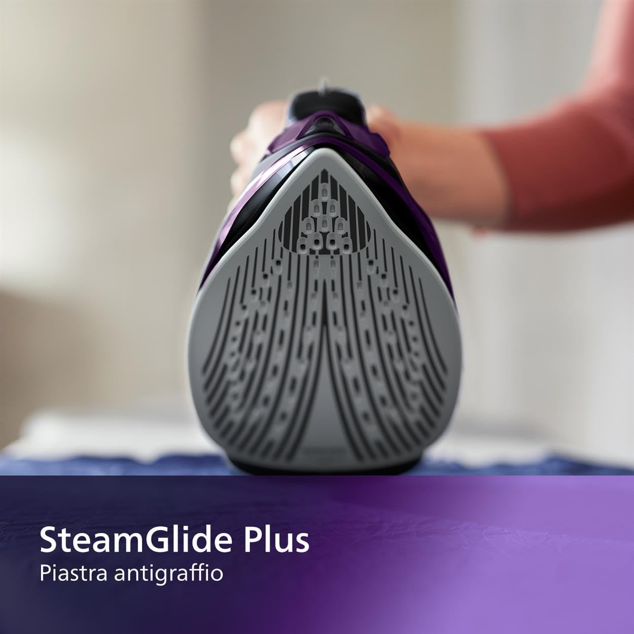 Detalle de Philips 5000 Series DST5030/80 Ferro da Stiro a Vapore 2400W – SteamGlide Plus, 45 g/min, Colpo vapore 180 g, Stiratura verticale