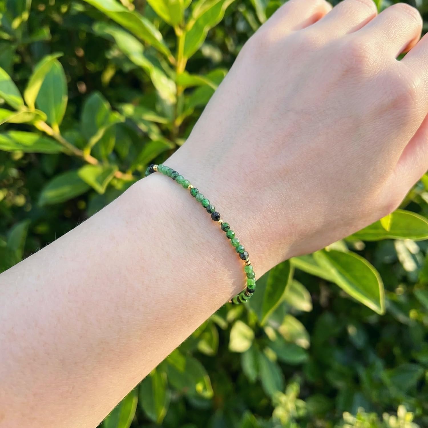 Detalle de bySantana Zierliches Naturstein-Armband – Farbige 4mm facettierte Edelsteinperlen, elastisch 17,5 cm