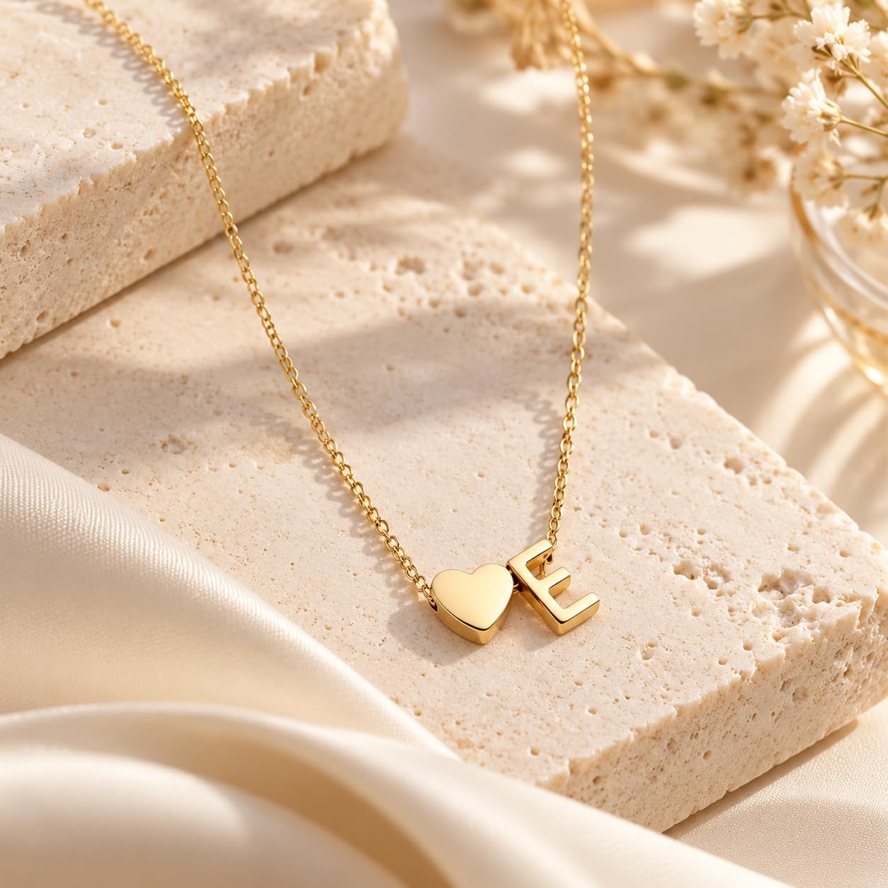Detalle 2 de Heart Initial Necklace, 18K Gold Plated