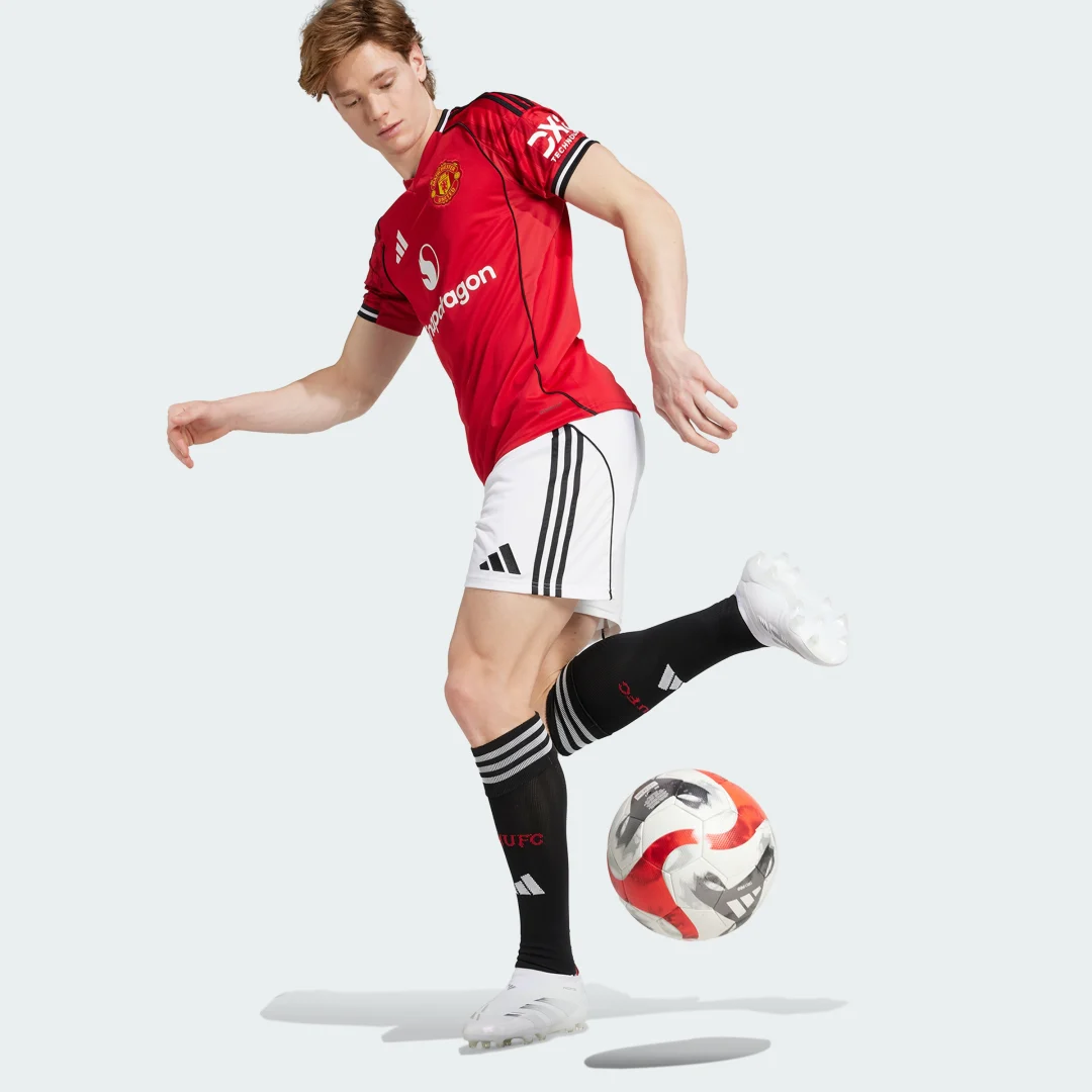 Detalle de Pantalón corto primera equipación Manchester United 25/26 de Adidas