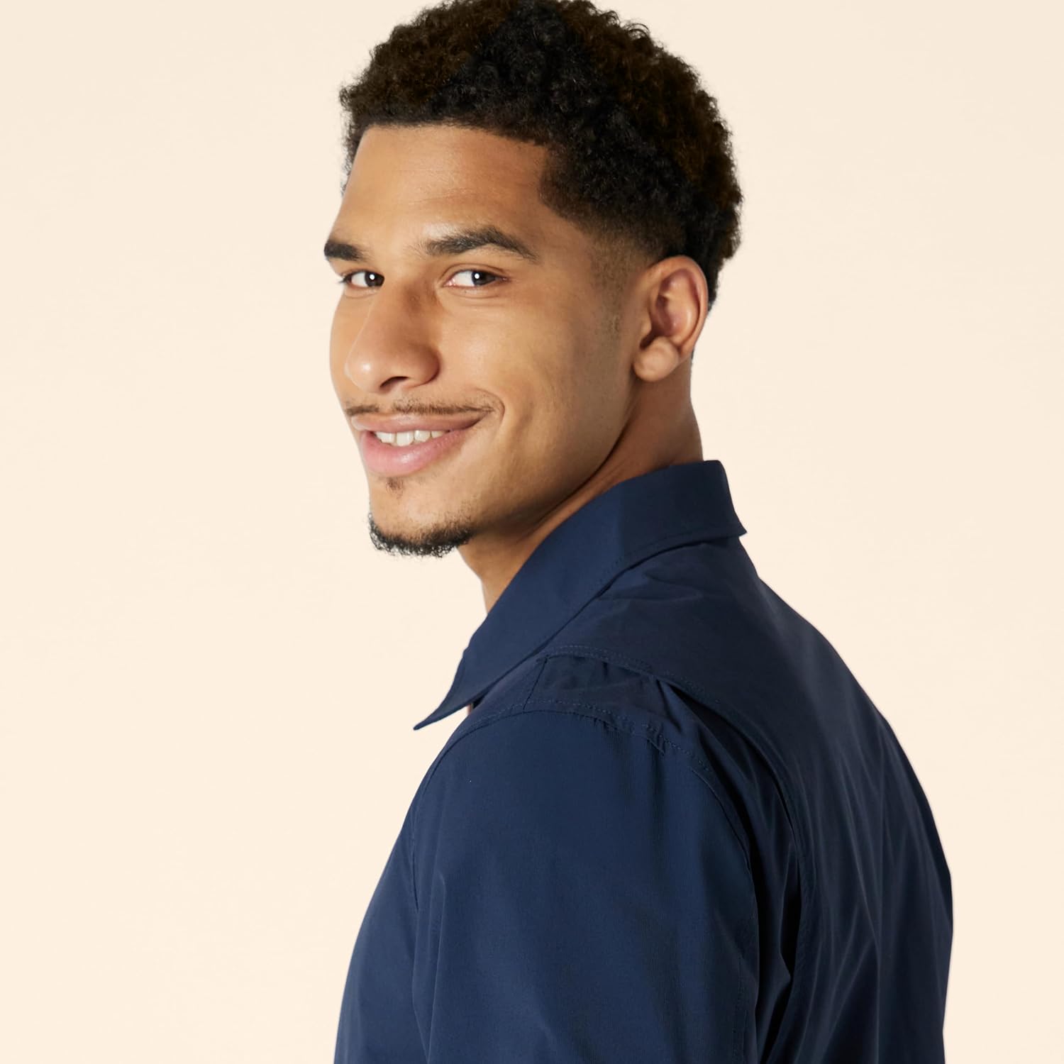 Detalle de Amazon Essentials Men's Relaxed-Fit Lightweight Stretch Zip-Up Bomber Jacket