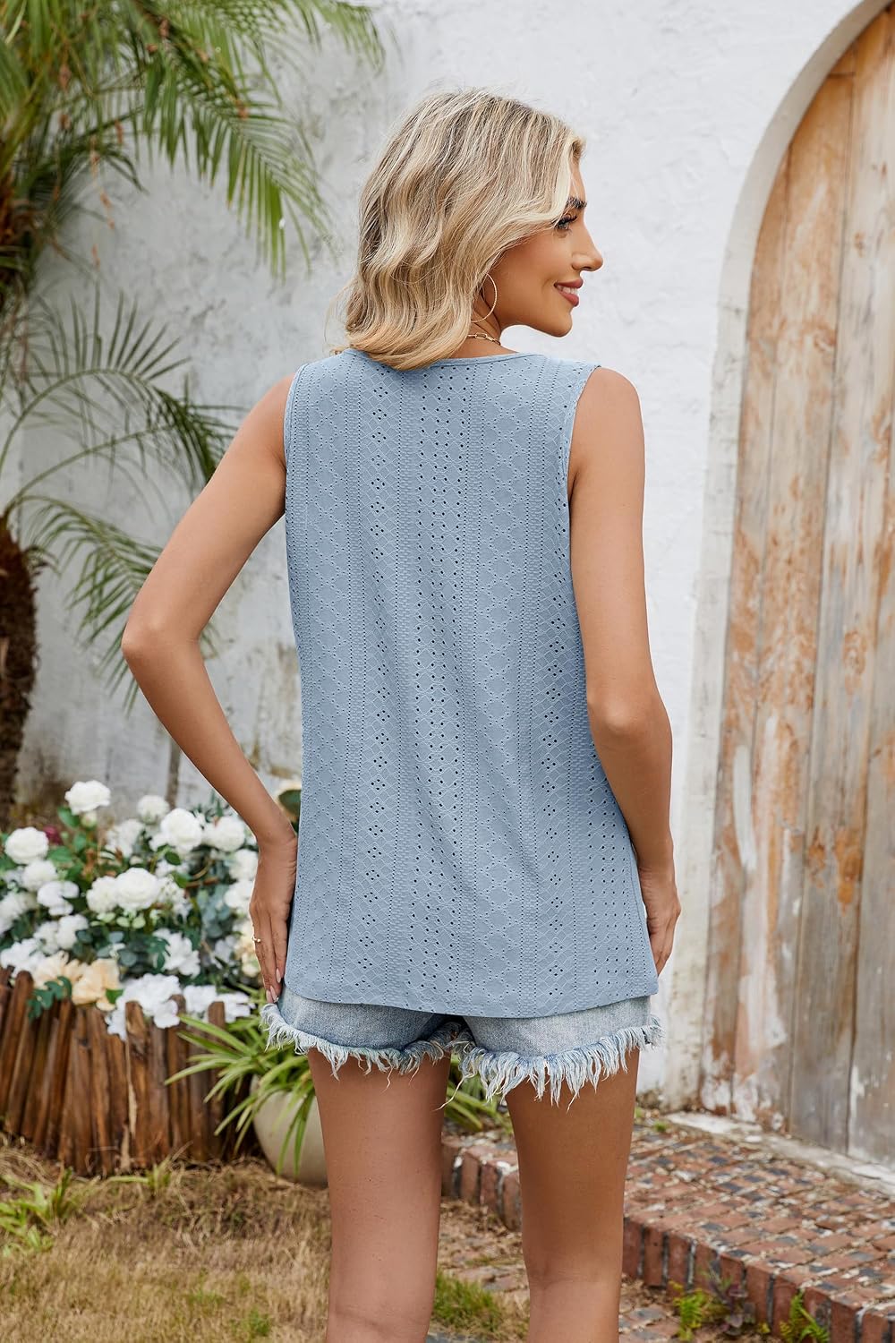 Detalle de iChunhua Women's Vests Keyhole Neck Eyelet Embroidery Pleated Sleeveless Summer Top