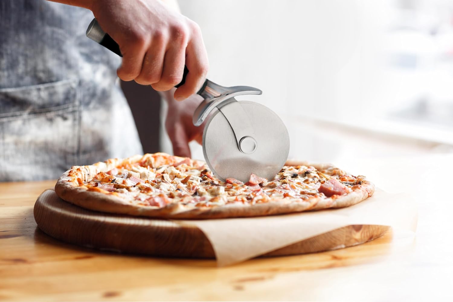 Thumbnail 4 de KitchenAid Classic Pizza Wheel with Built-In Finger Guard (9-Inch) in Black