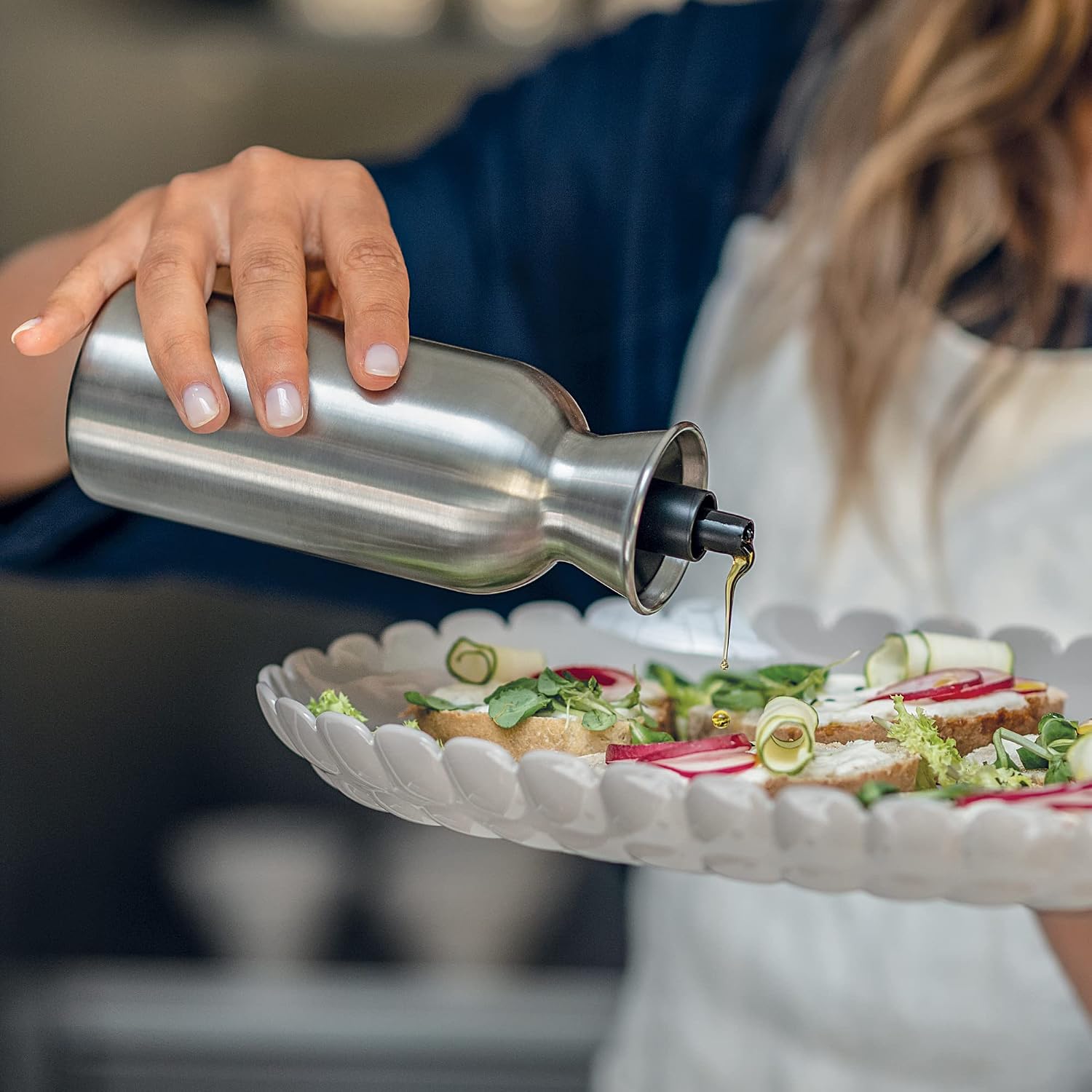 Detalle de Guzzini Kitchen Active Design PERFECT DRESSING STEEL EDITION – Öl-Essig-Set aus Edelstahl, Schwarz, Ø 6,5 x H 22,5 cm, 500 ml