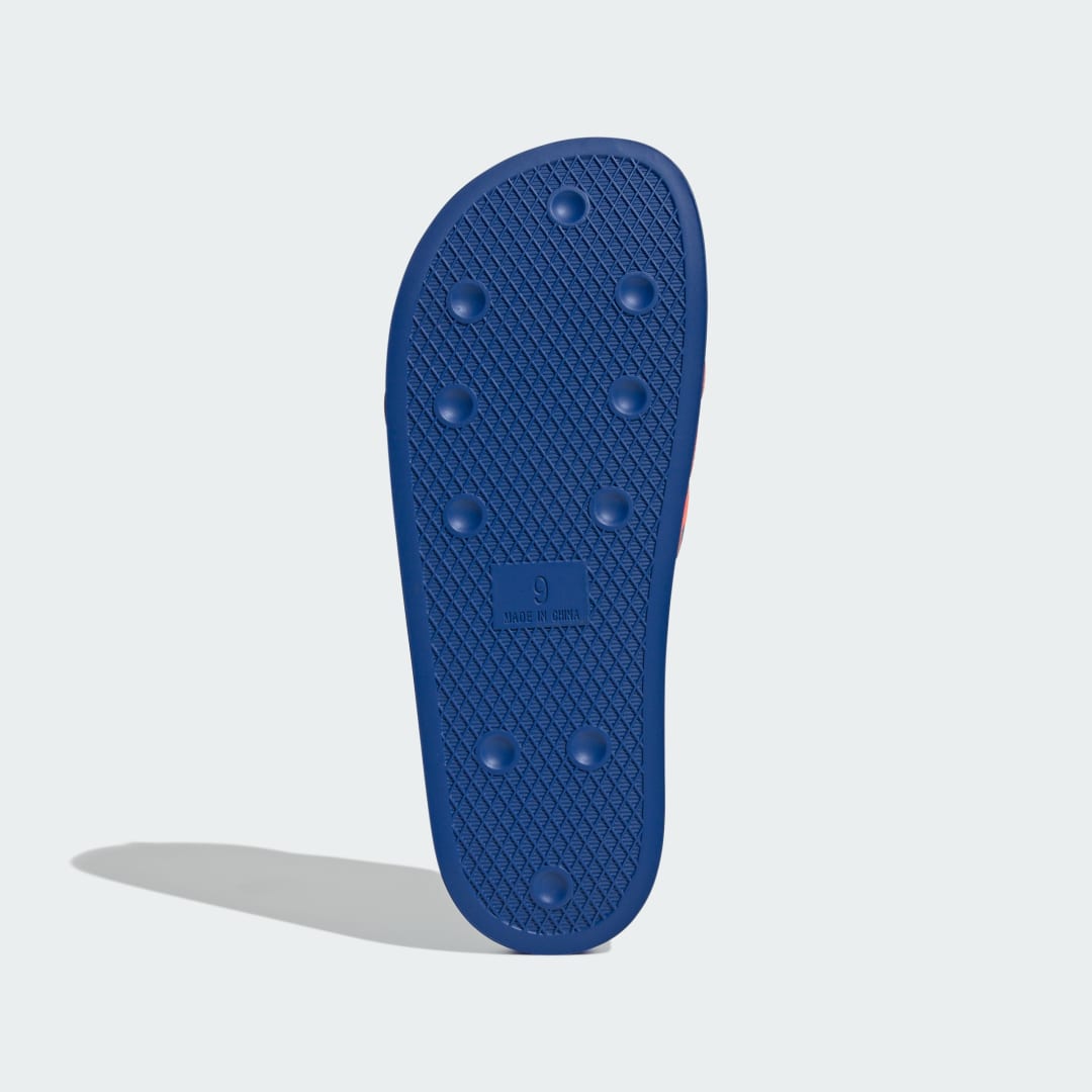 Detalle de Adidas Adilette azul: la chancla cómoda para verano de Adidas ES