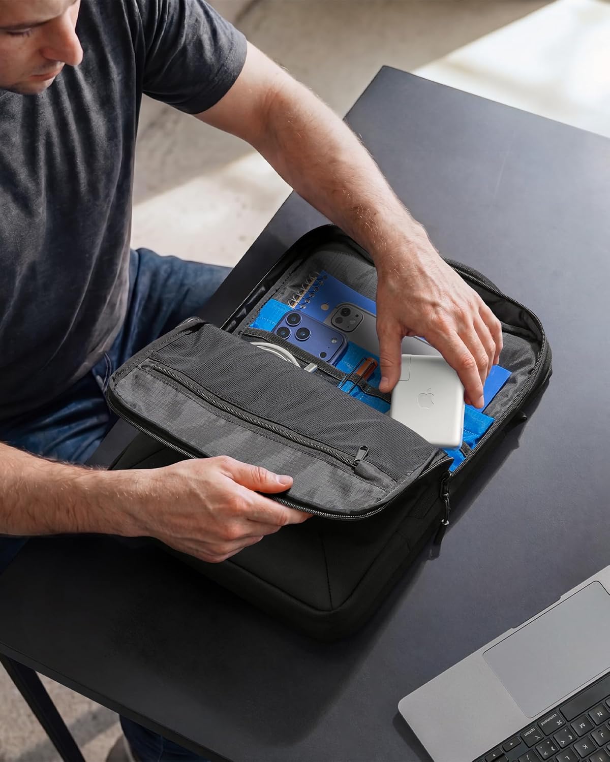 Detalle de tomtoc Borsa per computer portatile A04: custodia resistente e versatile per notebook