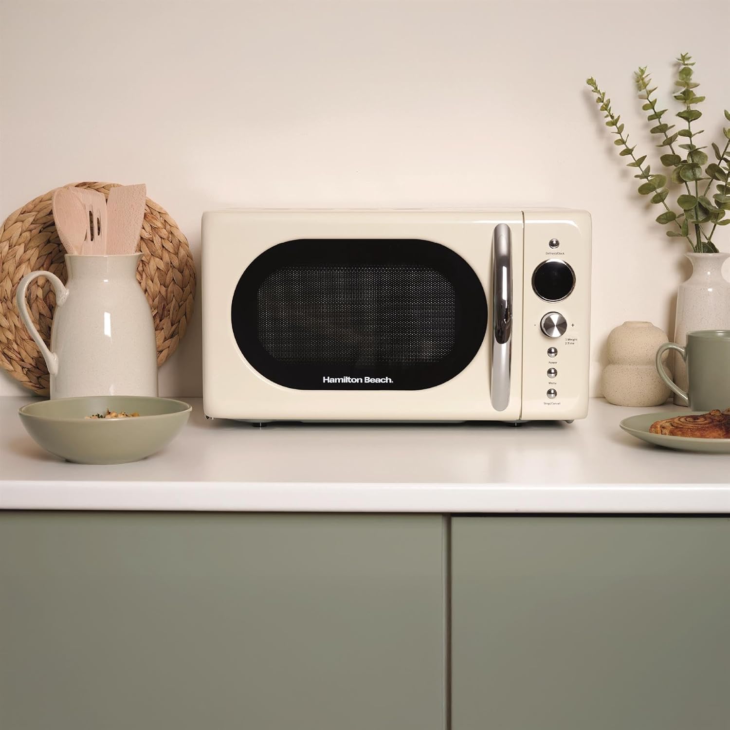 Detalle de Hamilton Beach 20L Retro Microwave HB70H20C, Cream – compact, 8 presets and 700W