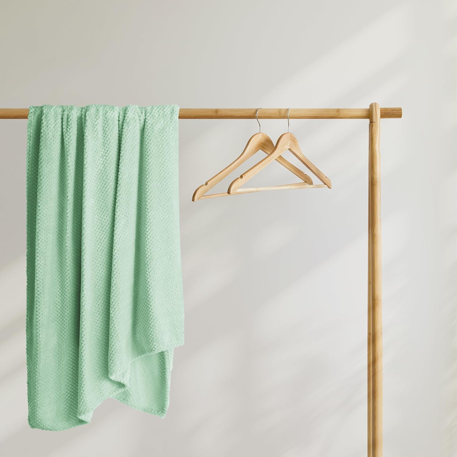 Detalle de DecoKing Couverture Polaire 170 x 210 cm – Douceur et polyvalence pour canapé et lit