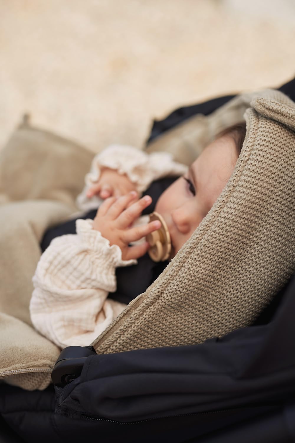 Thumbnail 6 de Jollein Fußsack Basic Knit Olivgrün – für Babyschale & Kinderwagen (Gruppe 0+) mit 3- und 5-Punkt-Gurt