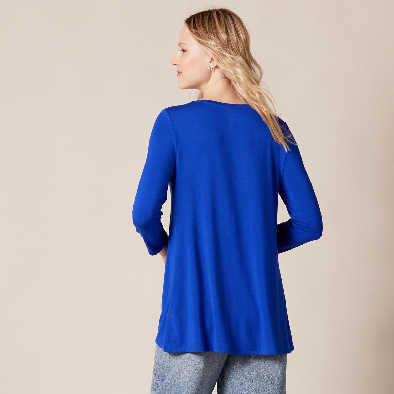 Thumbnail 1 de Amazon Essentials Women’s 3/4 Sleeve V-Neck Swing T-Shirt (Plus Sizes), Pack of 2