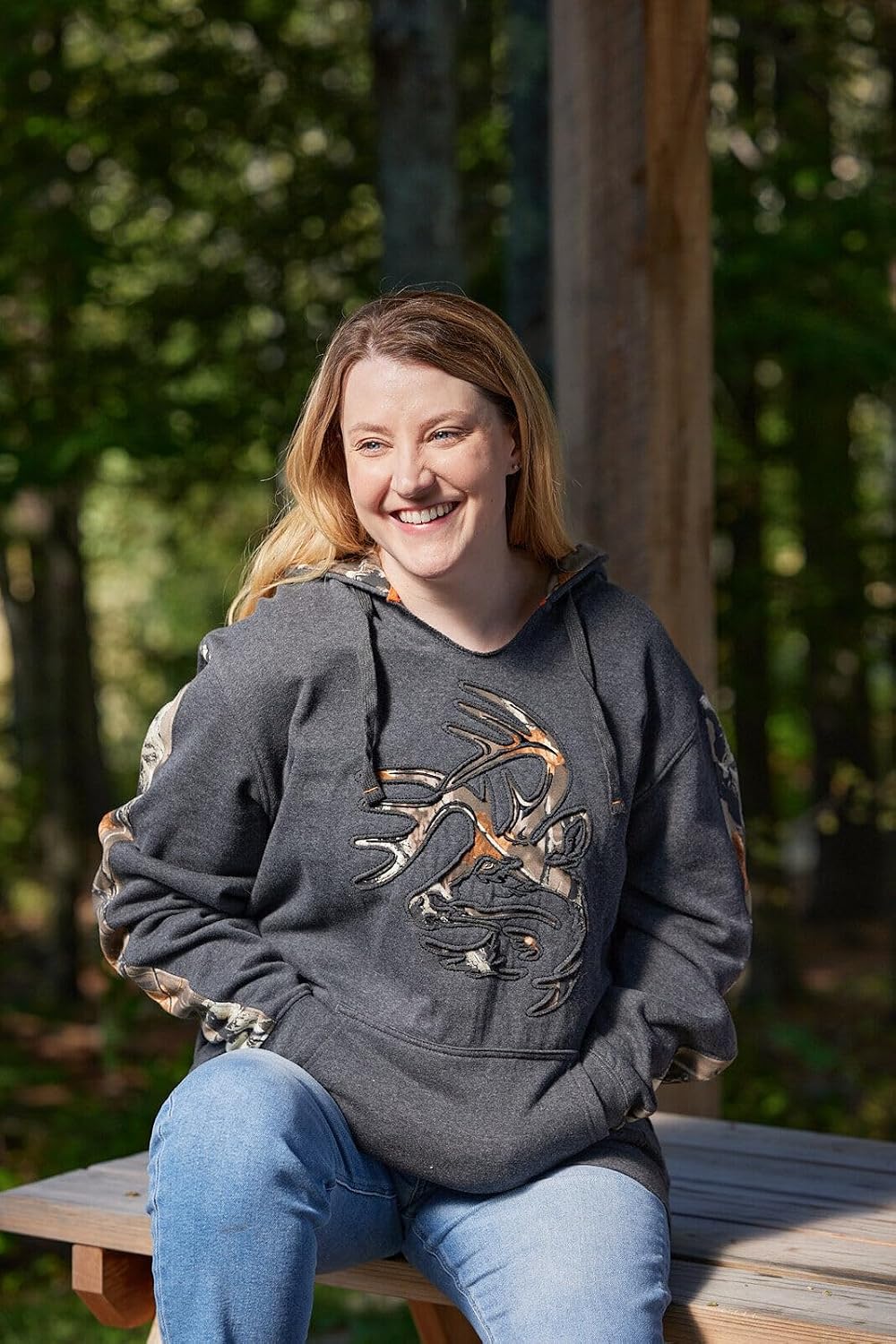 Detalle de Legendary Whitetails Camo Outfitter Hoodie – męska bluza, luźny dekolt V