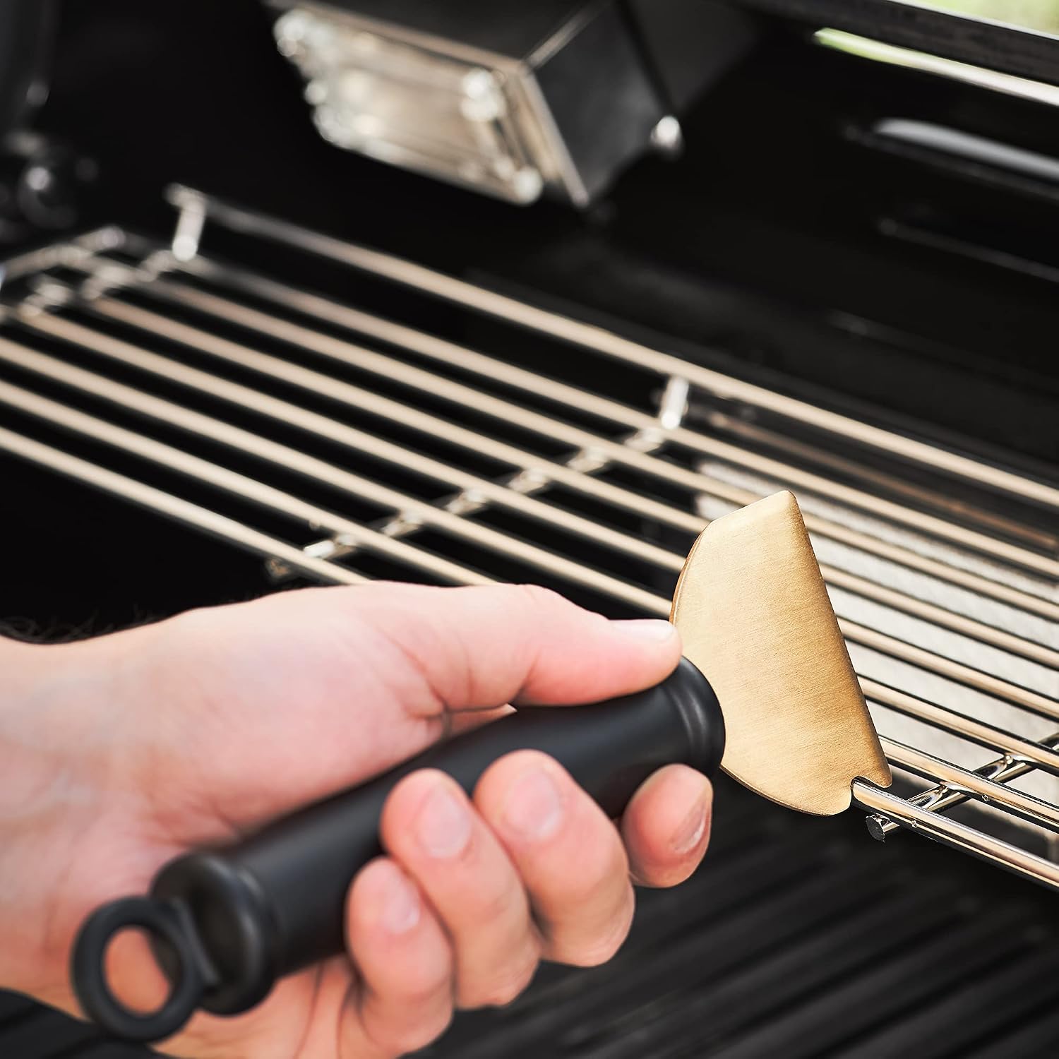 Detalle 2 de RÖSLE Universalschaber Scrap X – hochwertiger Grillschaber mit zweiseitiger Messingklinge