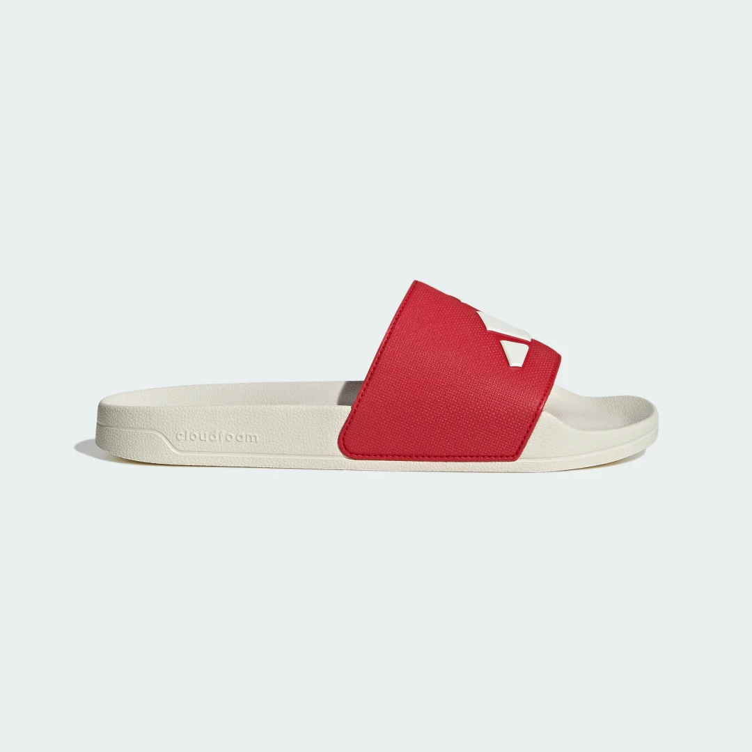 Detalle de Adilette Shower Slides de Adidas, rojo: guía de compra para uso diario y en el gimnasio