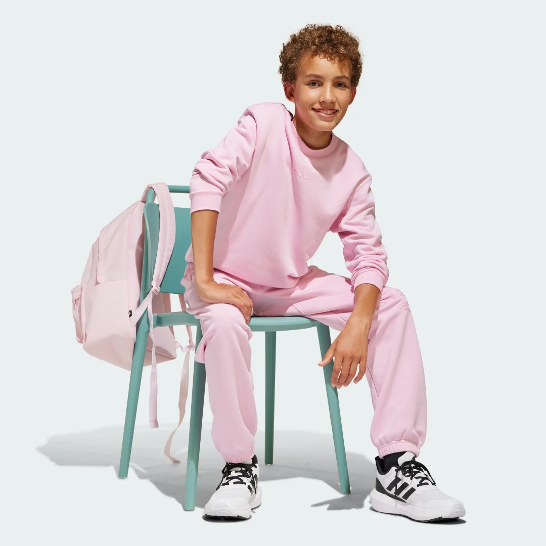 Detalle 2 de Sudadera cuello redondo All SZN Graphic (Adolescentes) de Adidas – color Rosa