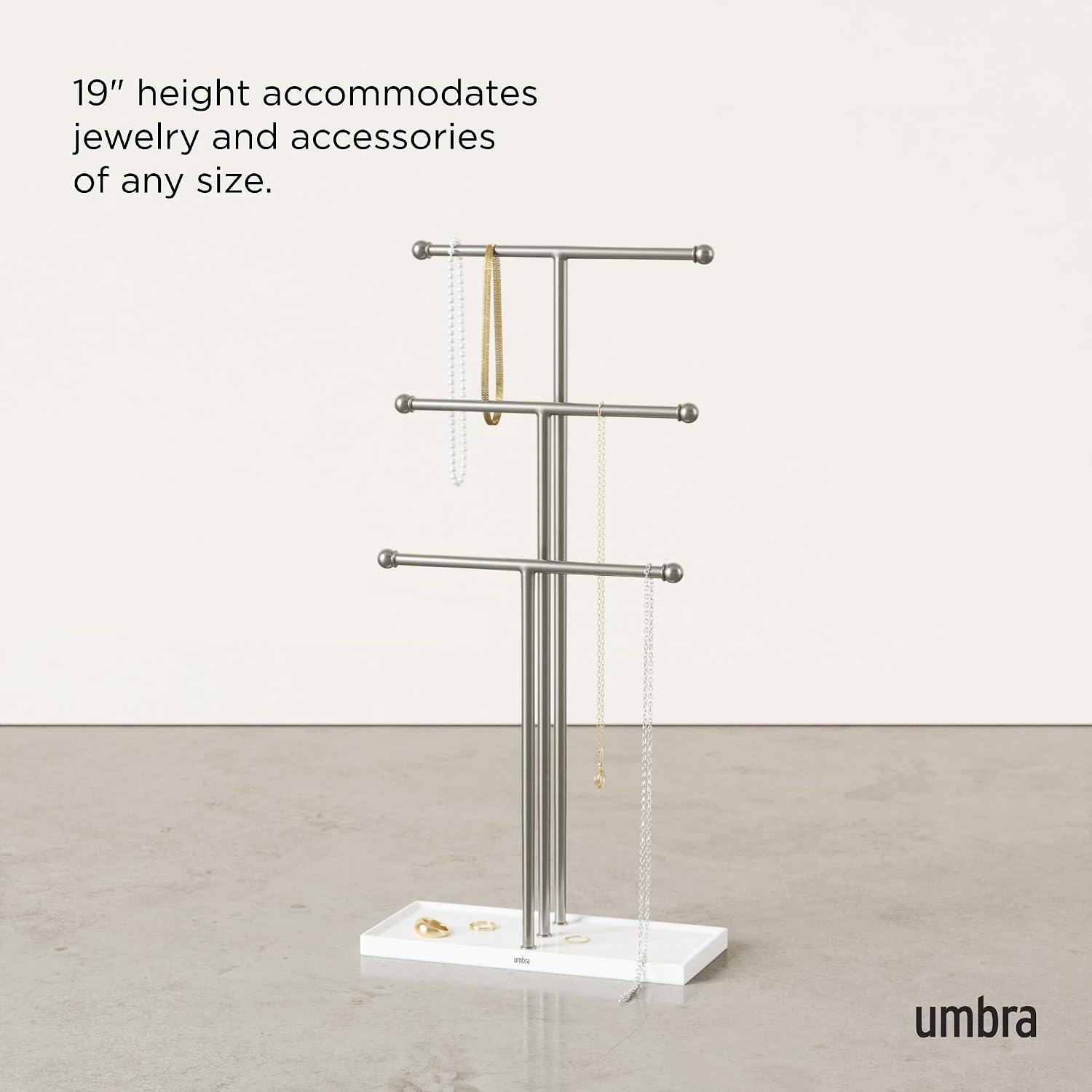 Detalle de Umbra TRIGEM JWL STAND WHT/NKL: A tall, versatile hanging jewellery organiser