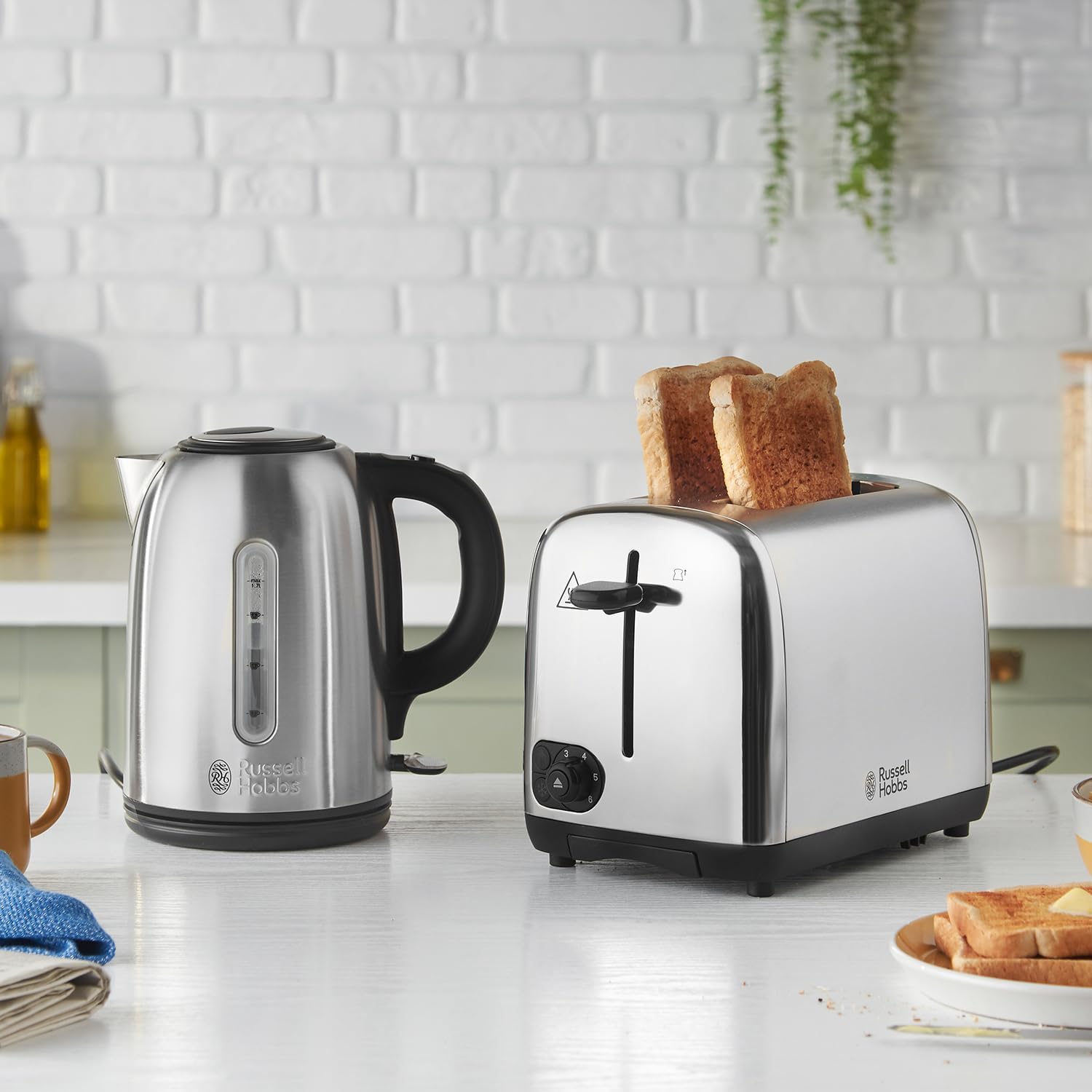 Detalle 2 de Russell Hobbs Brushed Stainless Steel & Black Electric 1.7L Cordless Kettle (20441)
