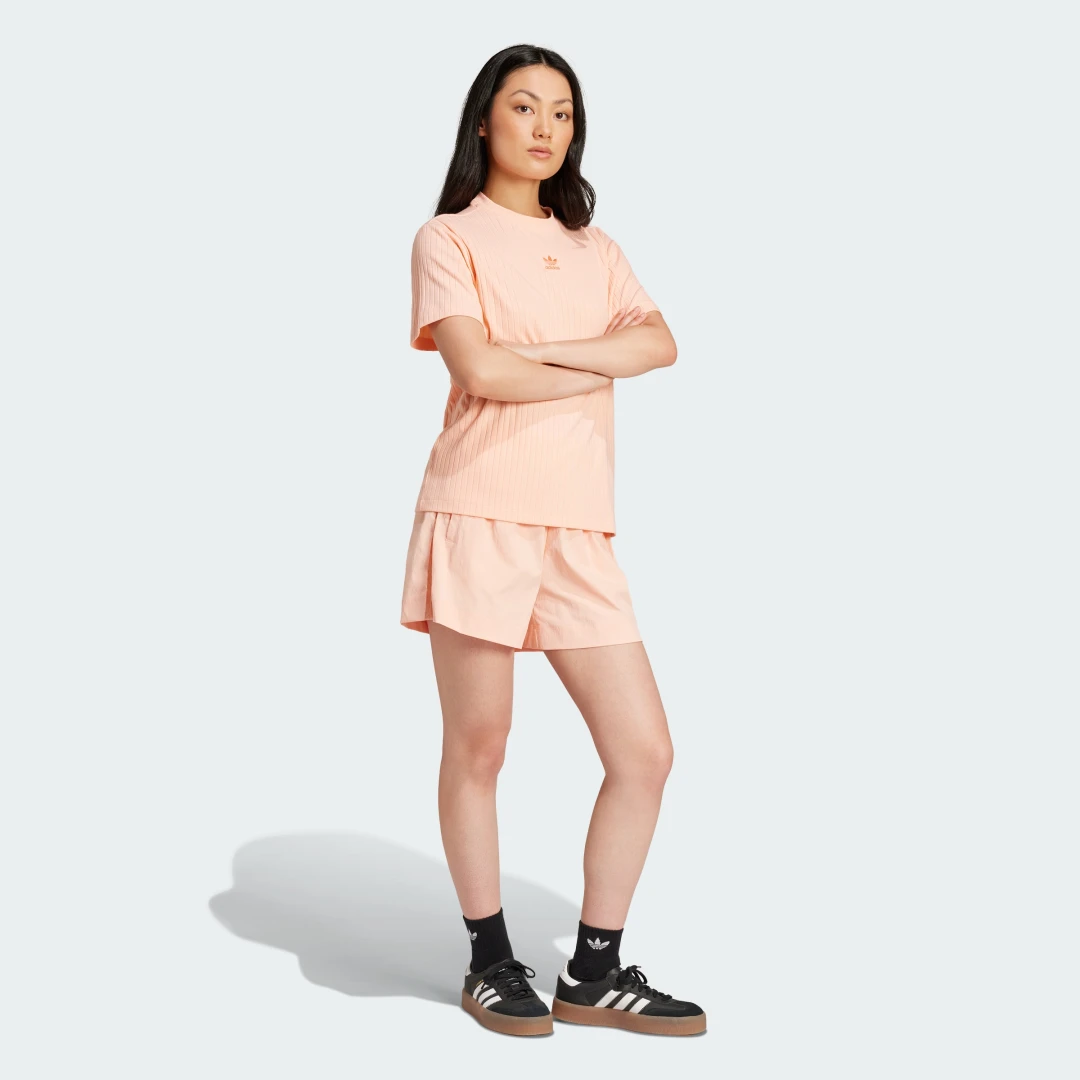 Detalle de Essentials Wide Rib T-Shirt de Adidas, rosa: comodidad diaria para tu look básico