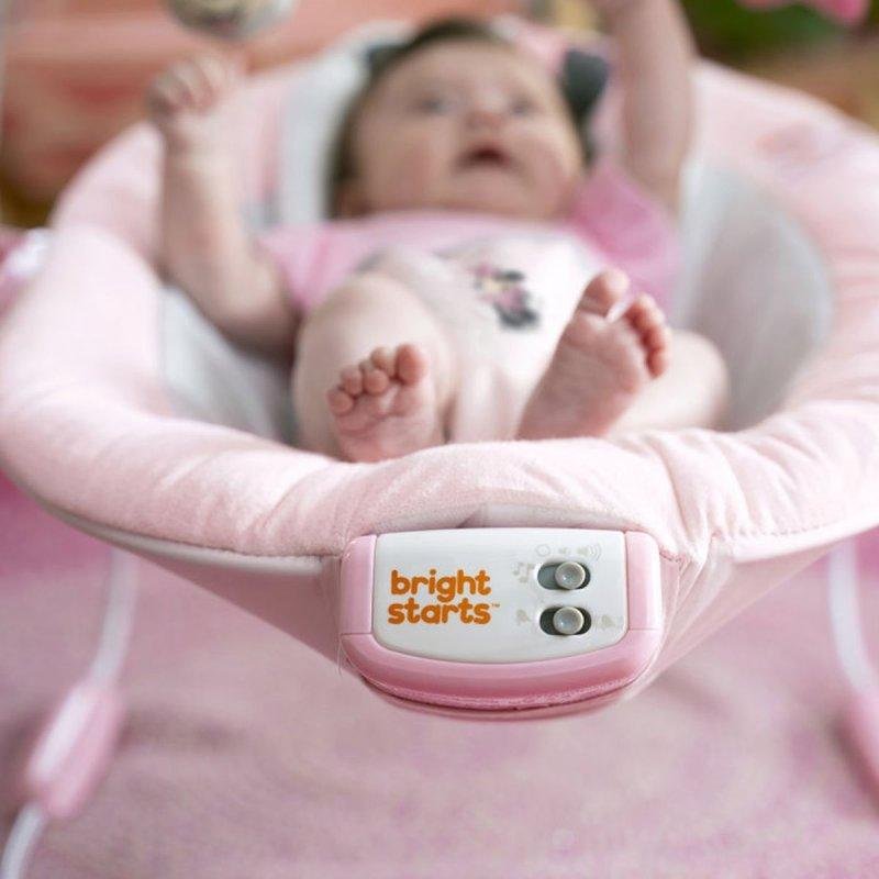 Detalle 2 de Hamaca vibratoria Disney Baby Minnie Mouse Rosy Skies con arco de juguetes