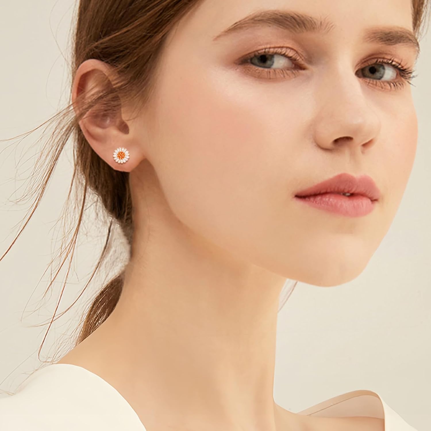Detalle de Kamise Silver Stud Earrings for Women – 925 Sterling Silver Daisy with Zirconia