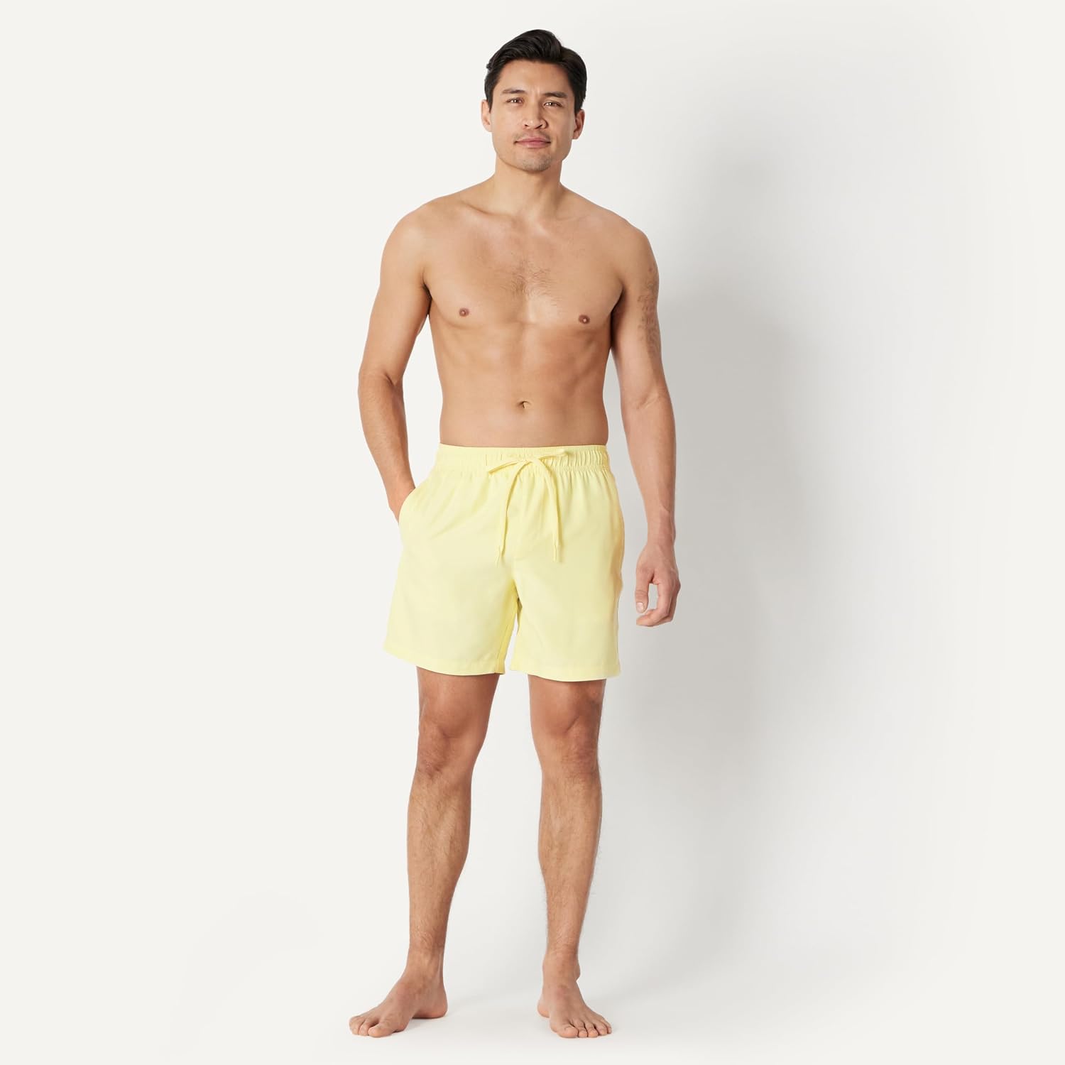Detalle de Amazon Essentials Herren Badeshorts – kurze Badehose mit Netzfutter, Taschen und Kordelzugverschluss