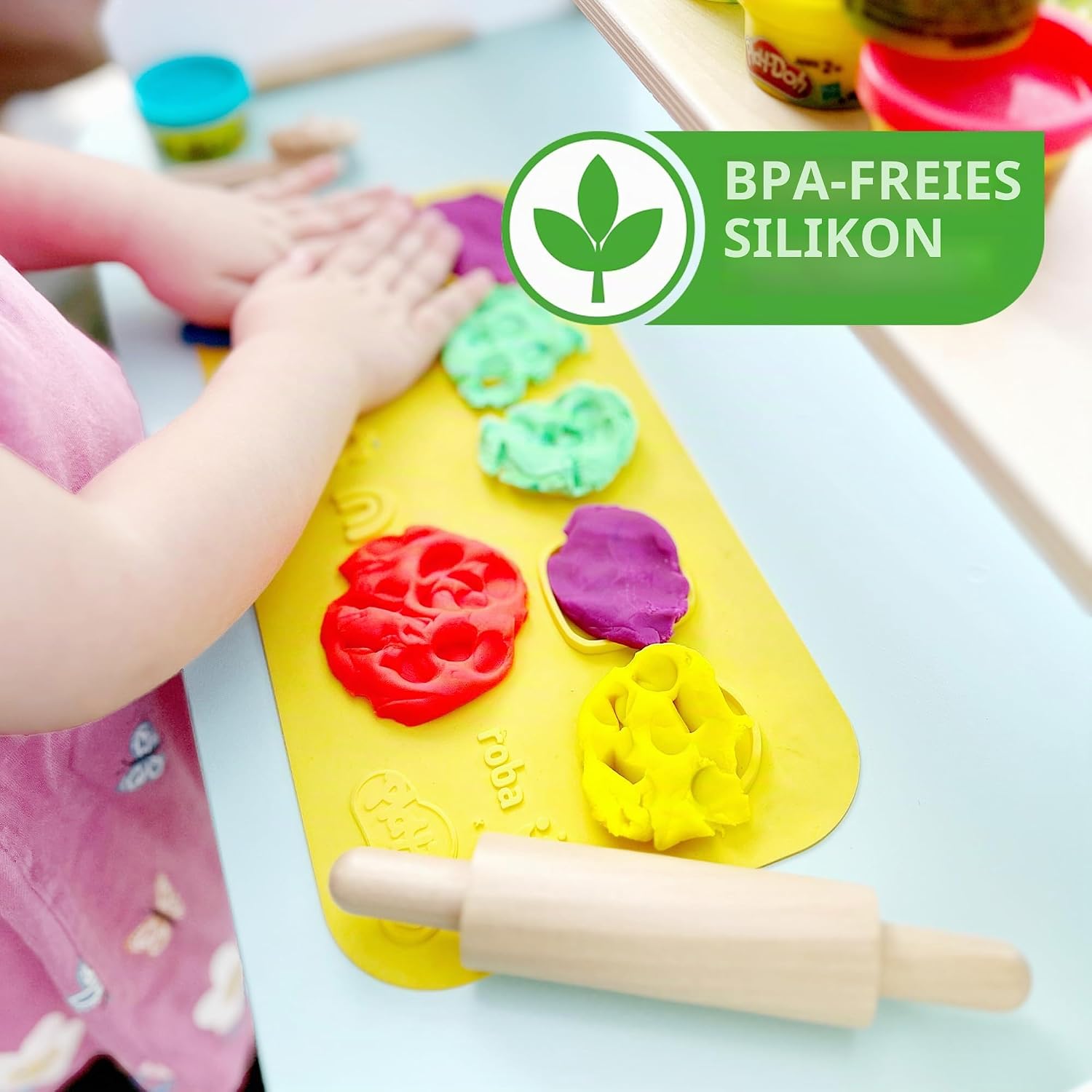 Detalle de roba x Play-Doh Schulpult mit 3D-Kreativmatte, 6 Knetdosen, Schürze und FSC-Holzwerkzeugen (ab 3 Jahren)