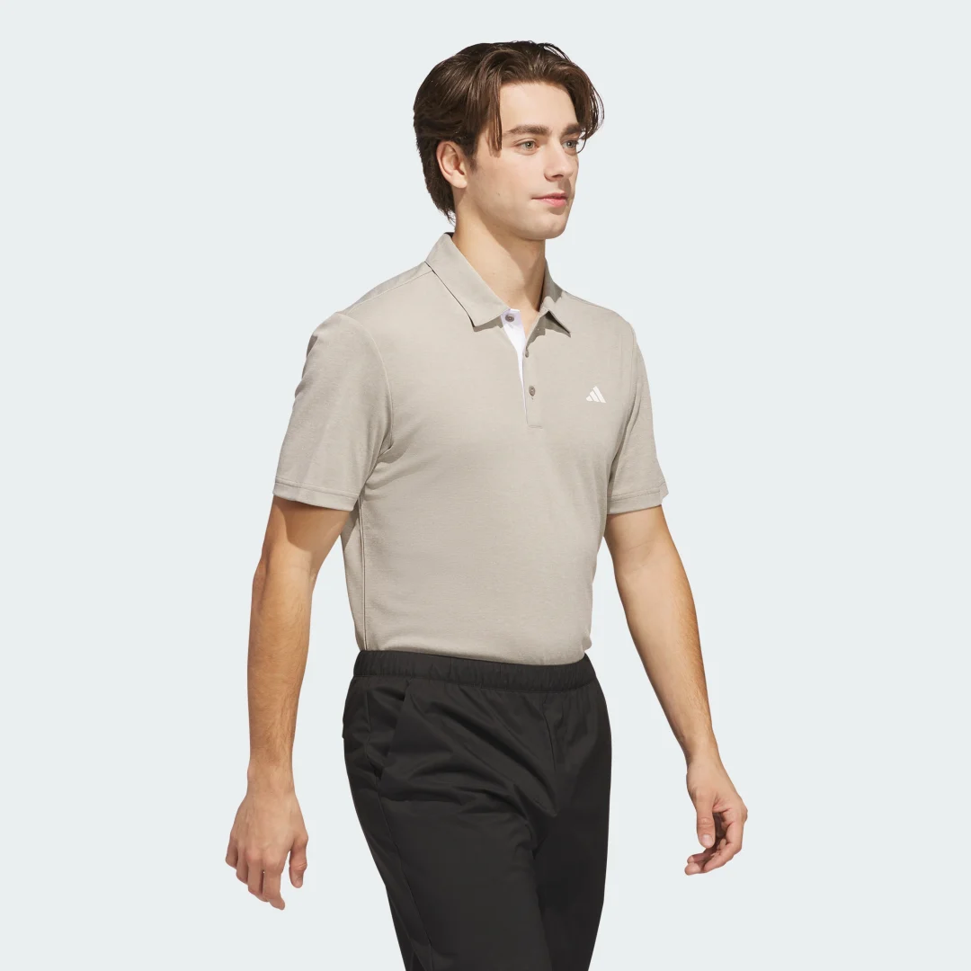 Detalle de Polo Drive Heather de Adidas: estilo beige para el día a día