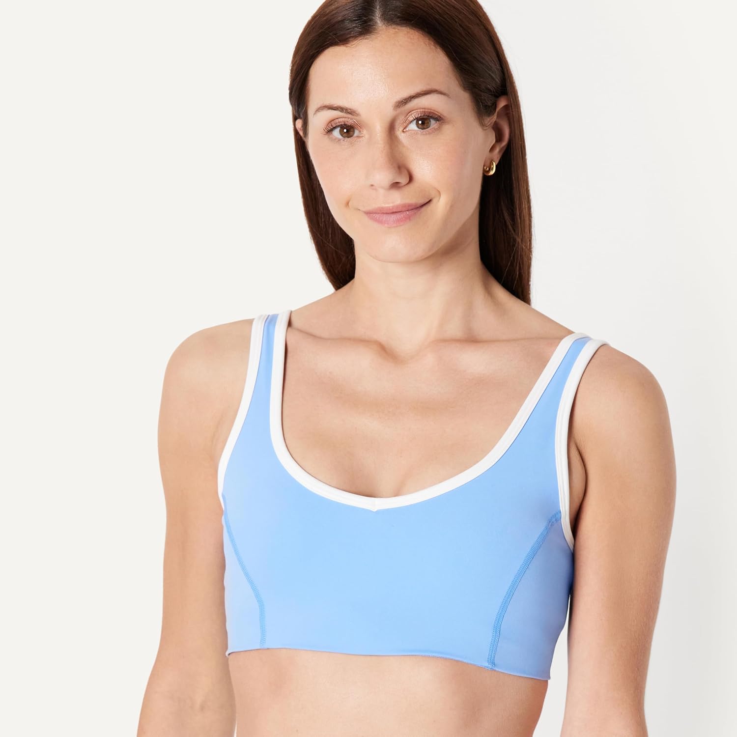 Detalle 2 de Amazon Essentials Women’s Active FormFlex Buttery Soft Light Support V-Neck Sports Bra with Contrast Trim