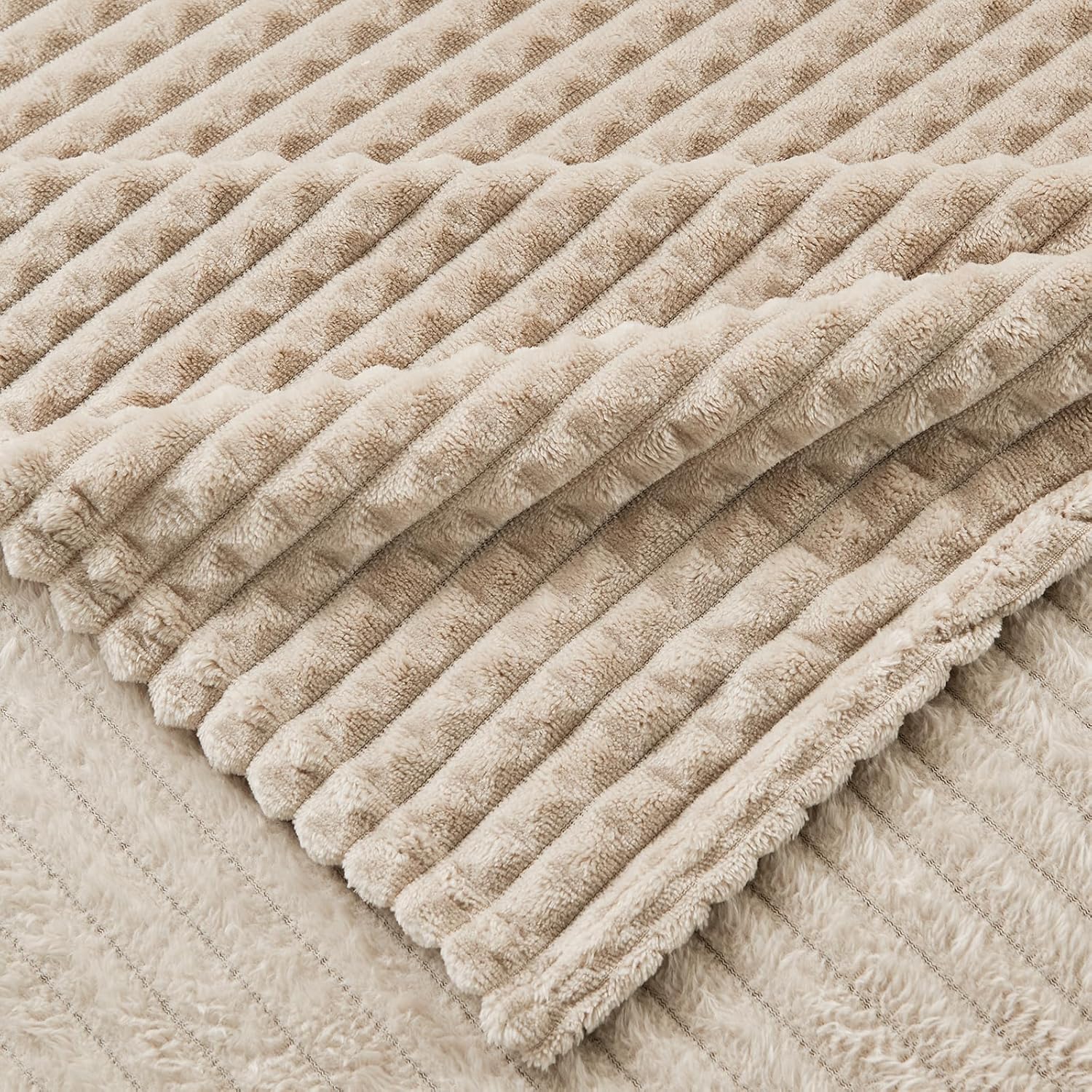 Thumbnail 5 de EMME Flauschige Kuscheldecke mit 3D-Touch-Erlebnis, Fleecedecke 150 x 200 cm (beige)