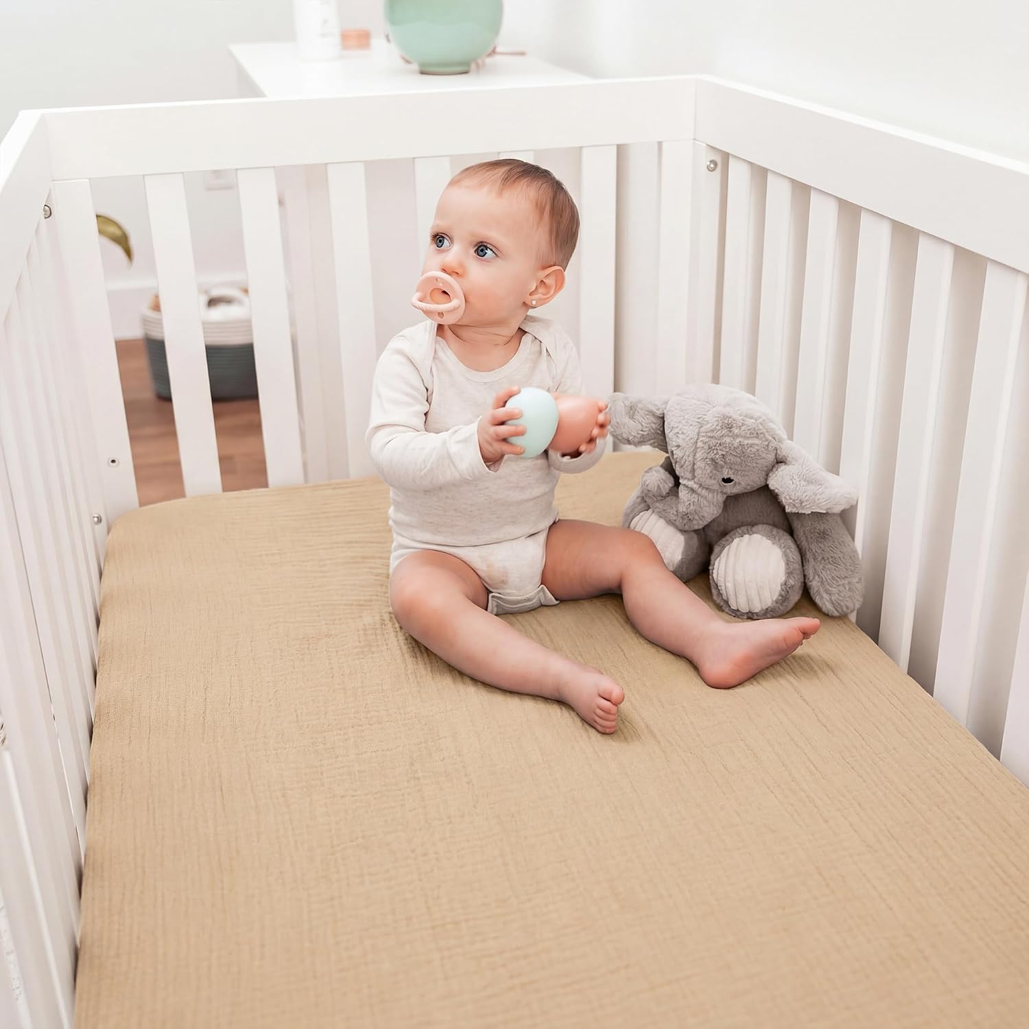 Detalle 2 de Comfy Cubs Crib Sheets Muslin Cotton Fitted Crib Sheets, 2-Pack, Cedar & Cream