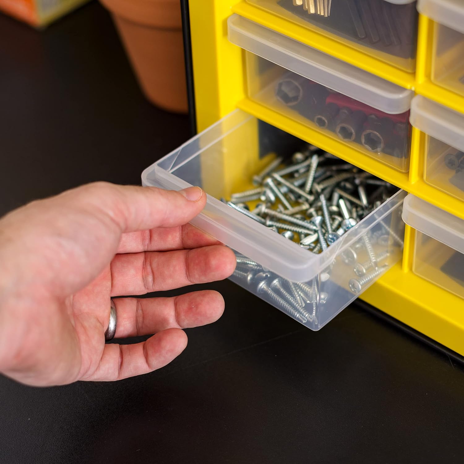 Detalle de IRIS USA 500176 44-Drawer Plastic Parts Cabinet, Yellow, Stackable