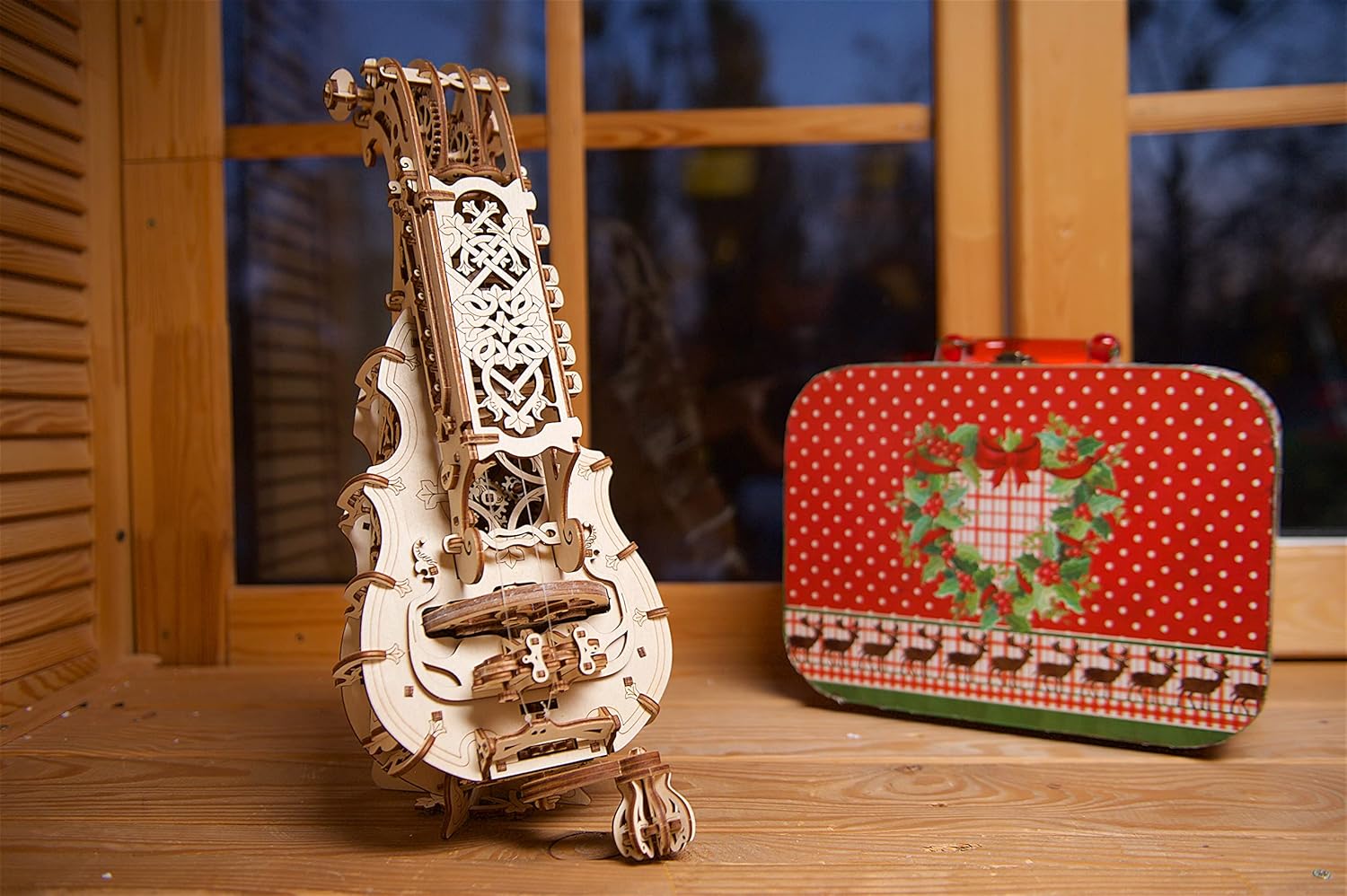 Thumbnail 1 de UGEARS Hurdy Gurdy Puzzle 3D in Legno – Strumento Musicale da Costruire