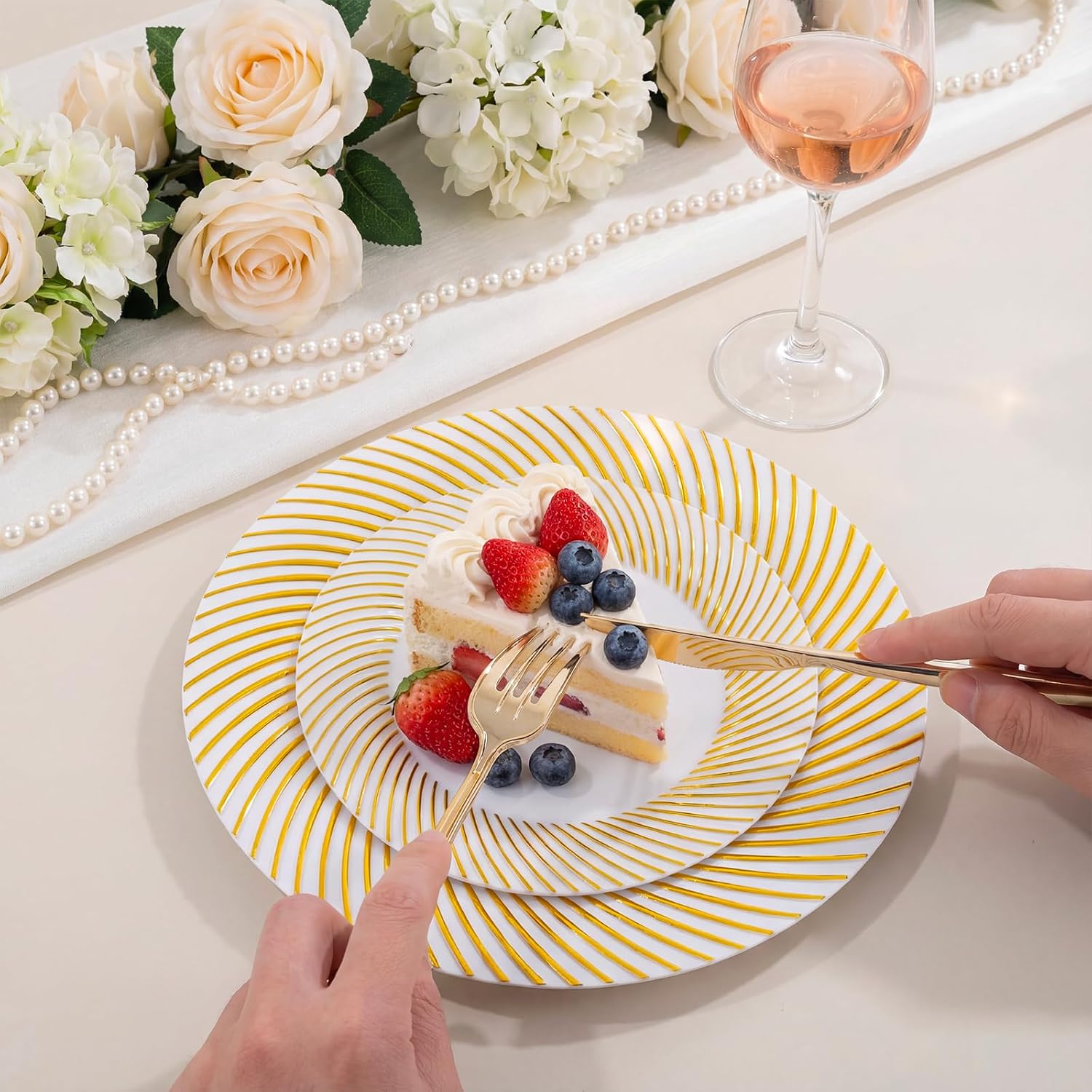 Detalle de Gold Plastic Dessert Plates, 7-Inch
