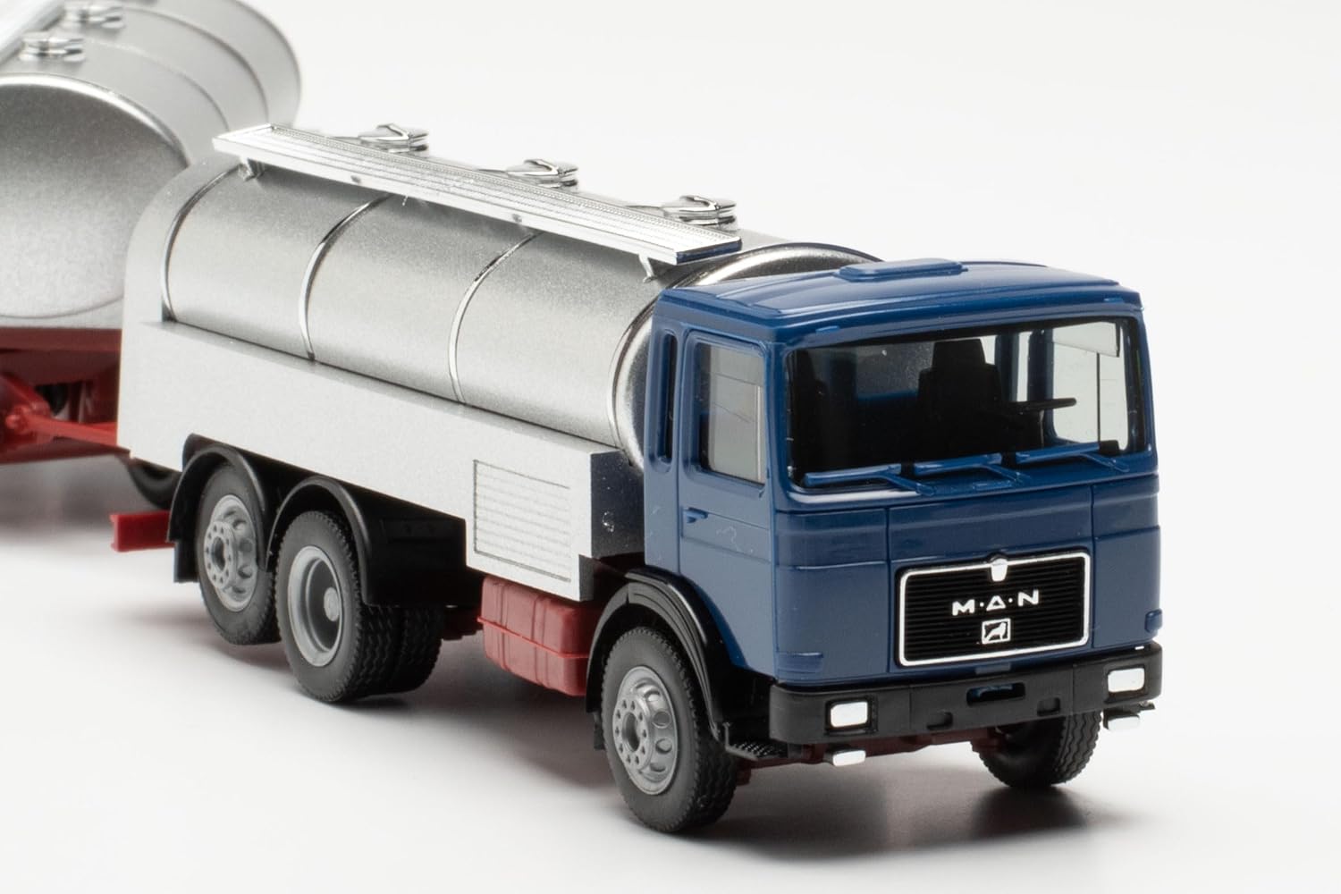 Thumbnail 3 de Herpa Basic MAN F8 Milchtank-Hängerzug – cysterna mleczna 1:87 z tworzywa
